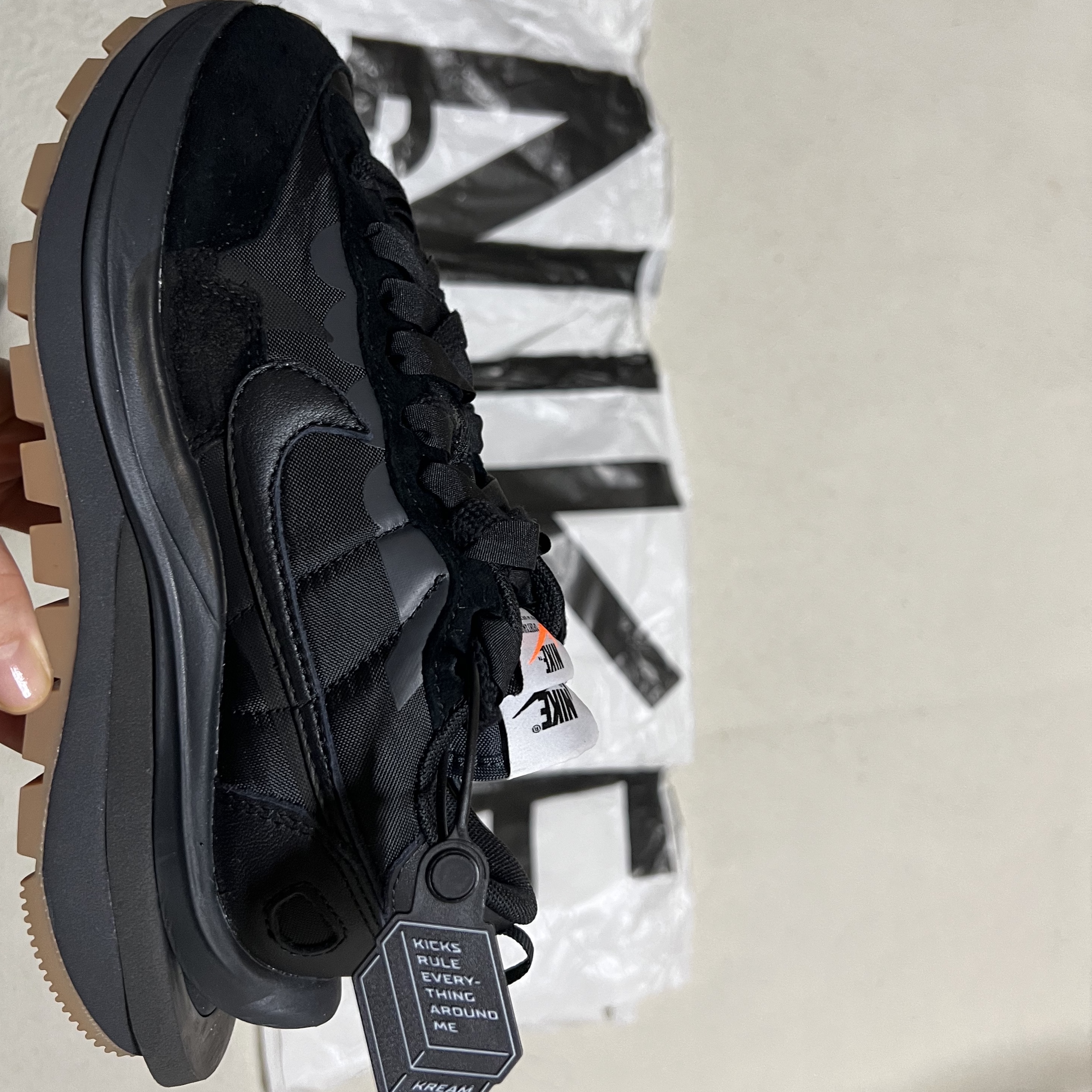 Nike x Sacai VaporWaffle Black and Gum 착용 스타일 - 2