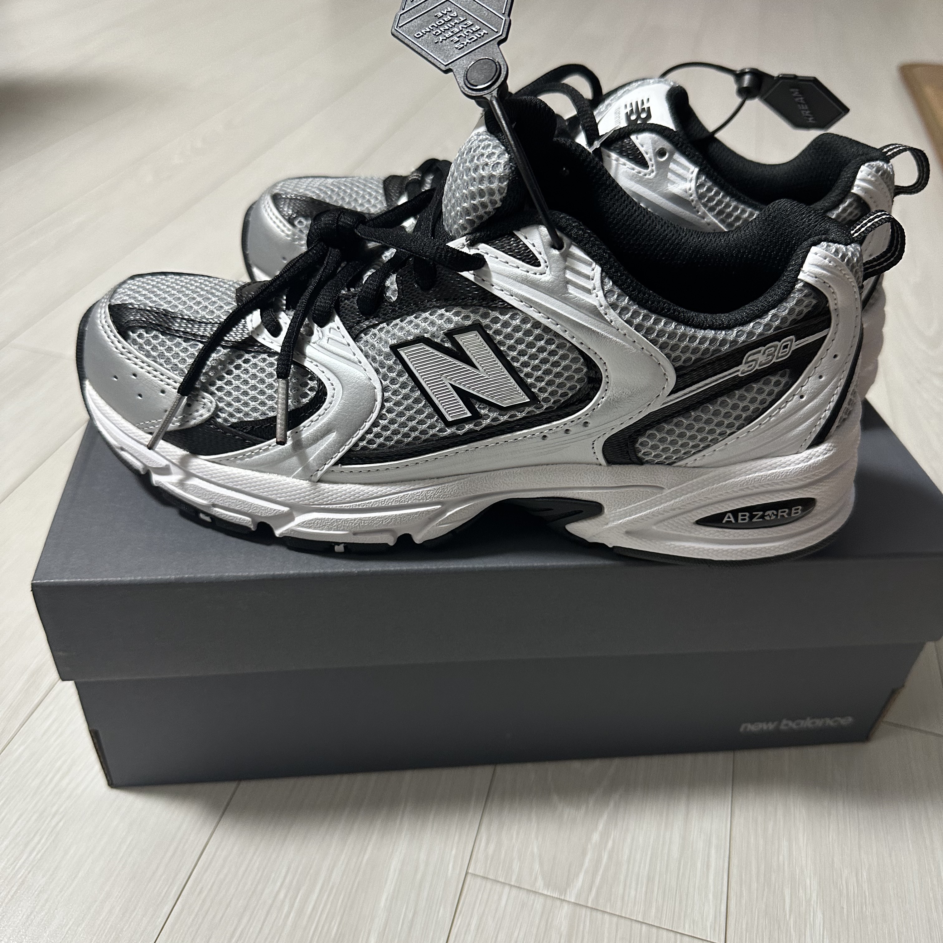 New Balance 530 Silver Black 착용 스타일