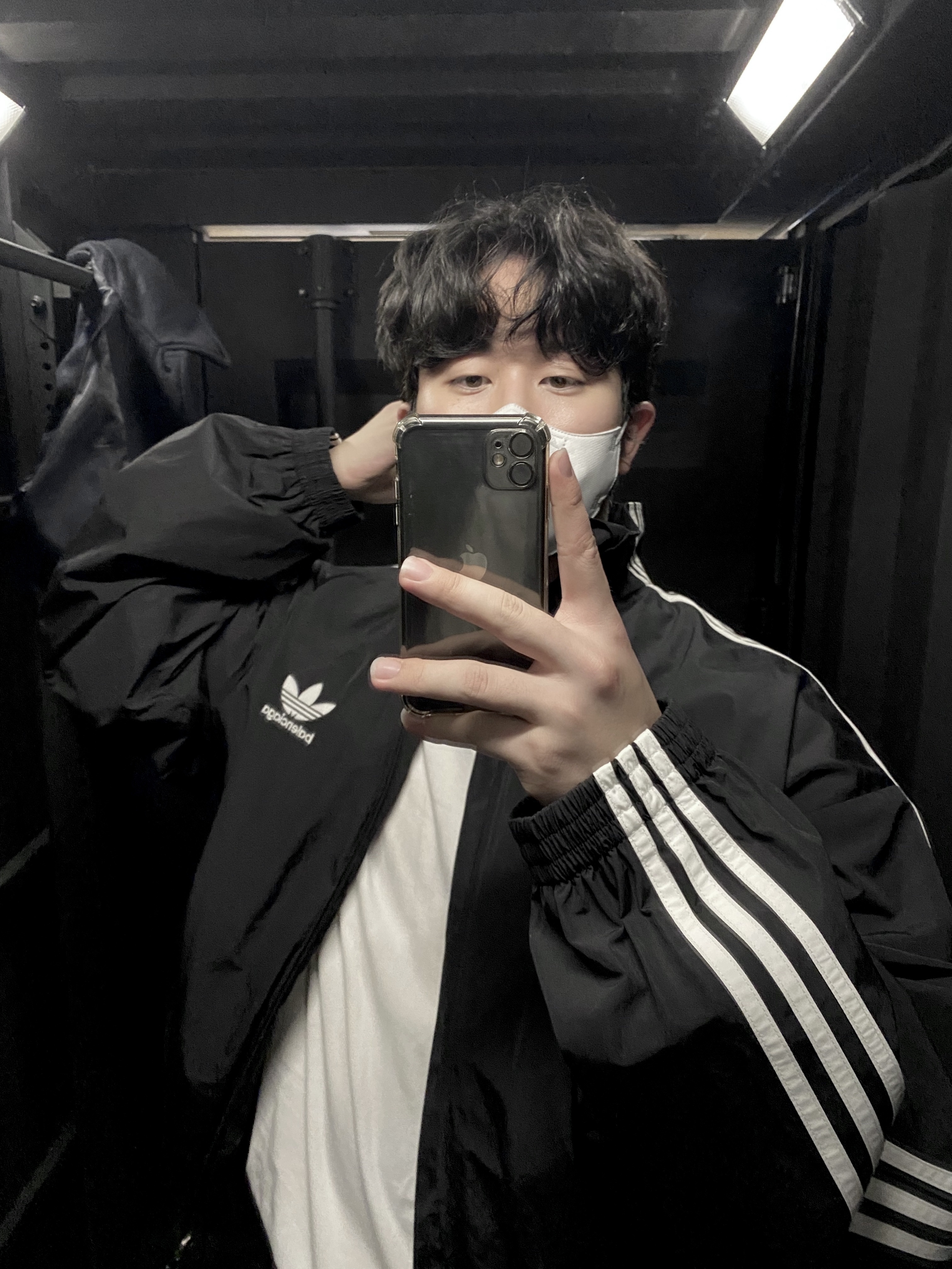 Balenciaga x Adidas Performance Poplin Tracksuit Jacket Black 착용 스타일 - 2