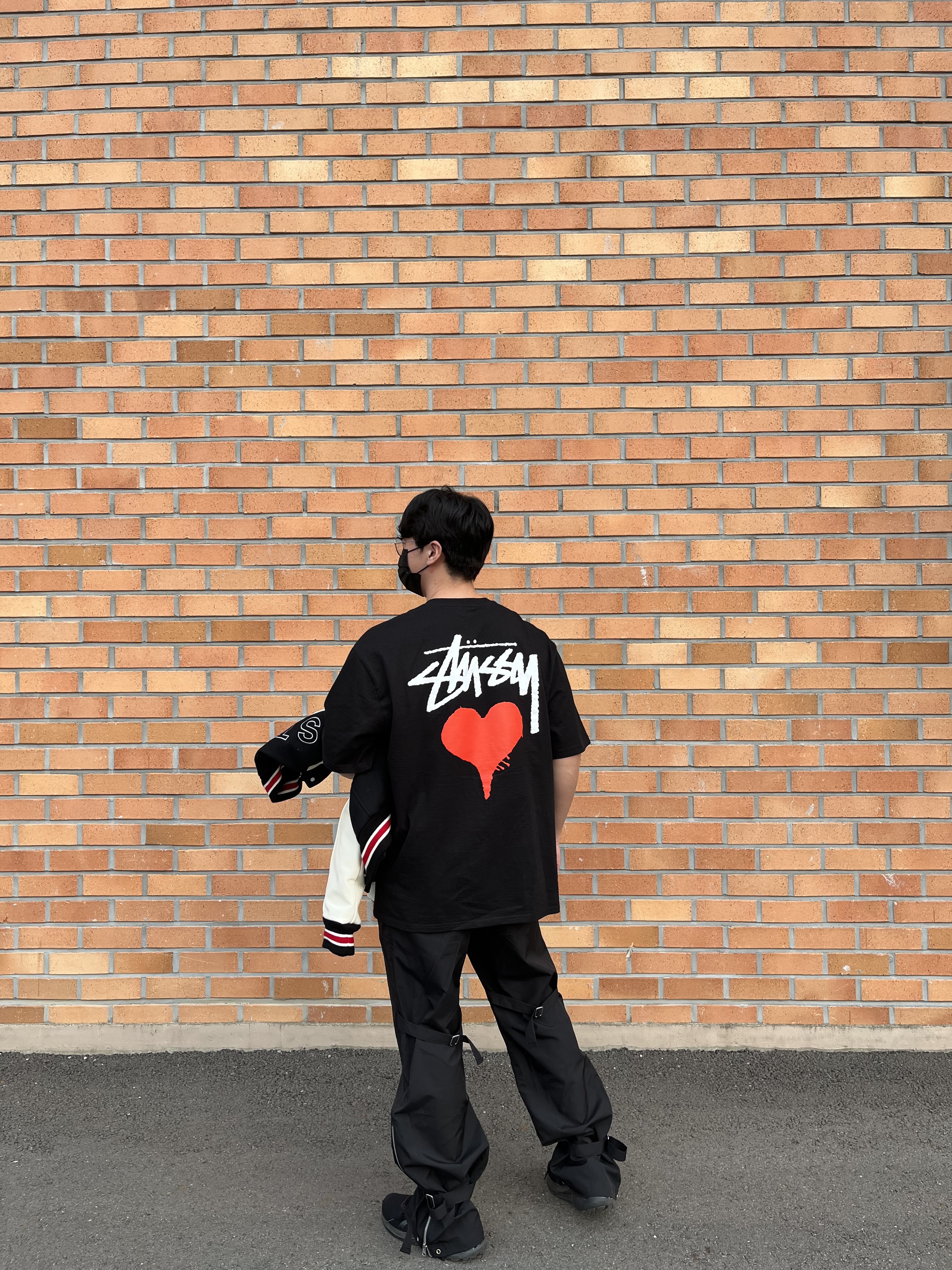 Stussy x Our Legacy x Denim Tears TTL Varsity Jacket Black, Nike x Stussy NRG FL SS 8 Ball T-Shirt White (DO9323-100) 착용 스타일 - 4