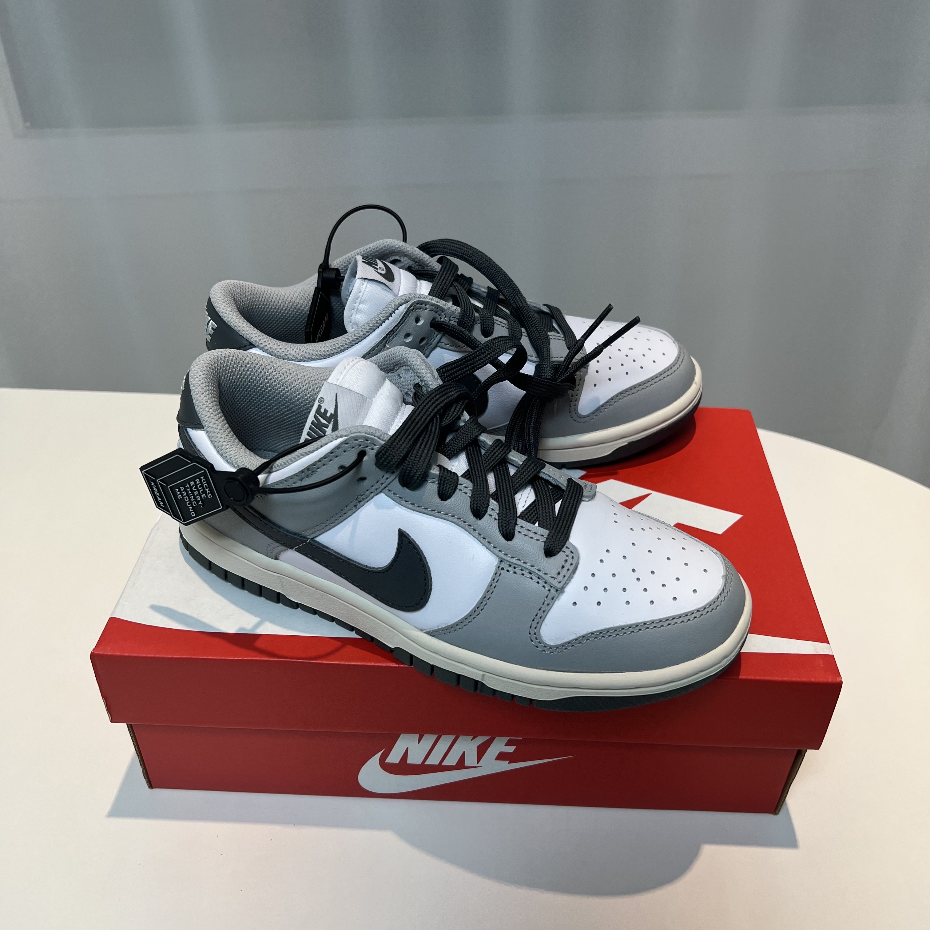 (W) Nike Dunk Low Light Smoke Grey 착용 스타일 - 3