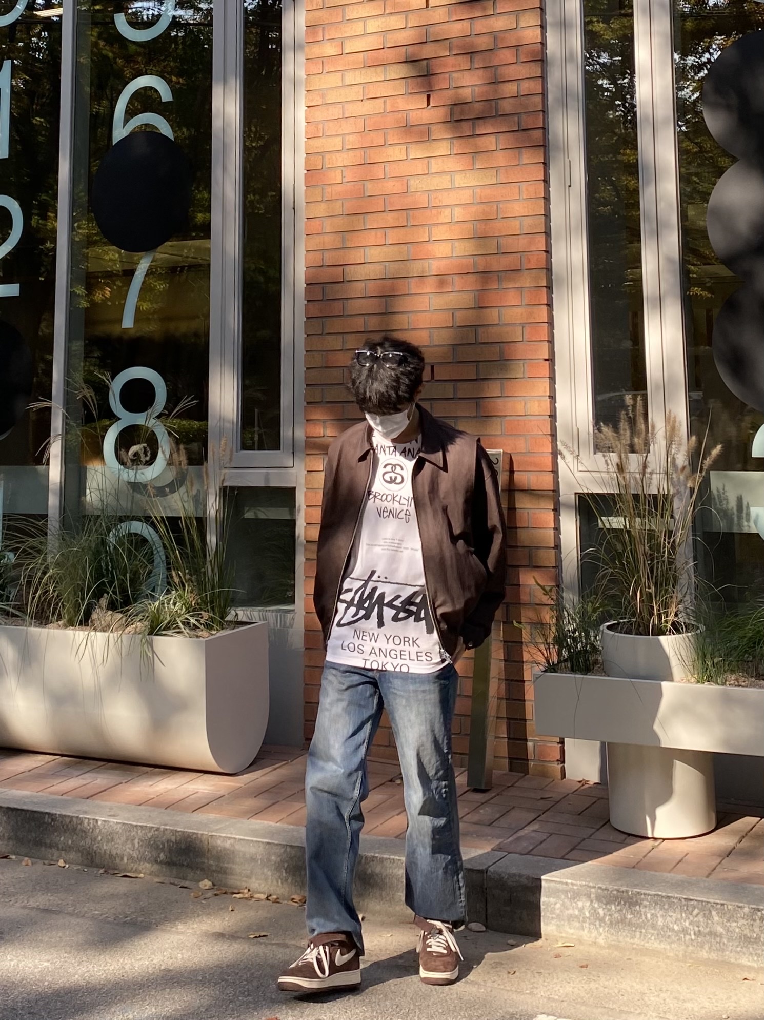 Stussy x Takahiromiyashita The Soloist 40 WT T-Shirt, Nike Air Force 1 Mid '07 QS Chocolate 착용 스타일 - 3