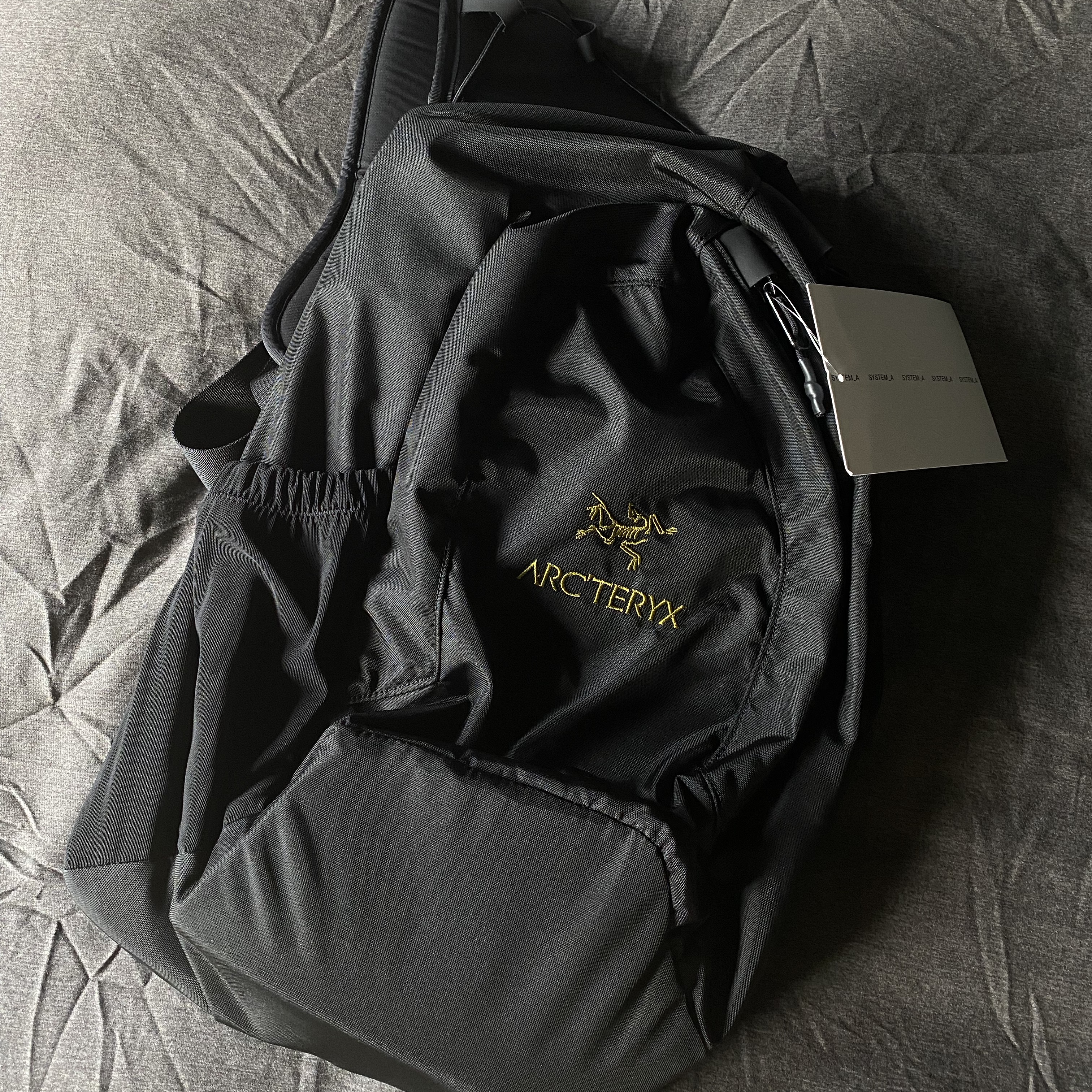 Arc'teryx Quiver Crossbody Pack Black Ash 착용 스타일