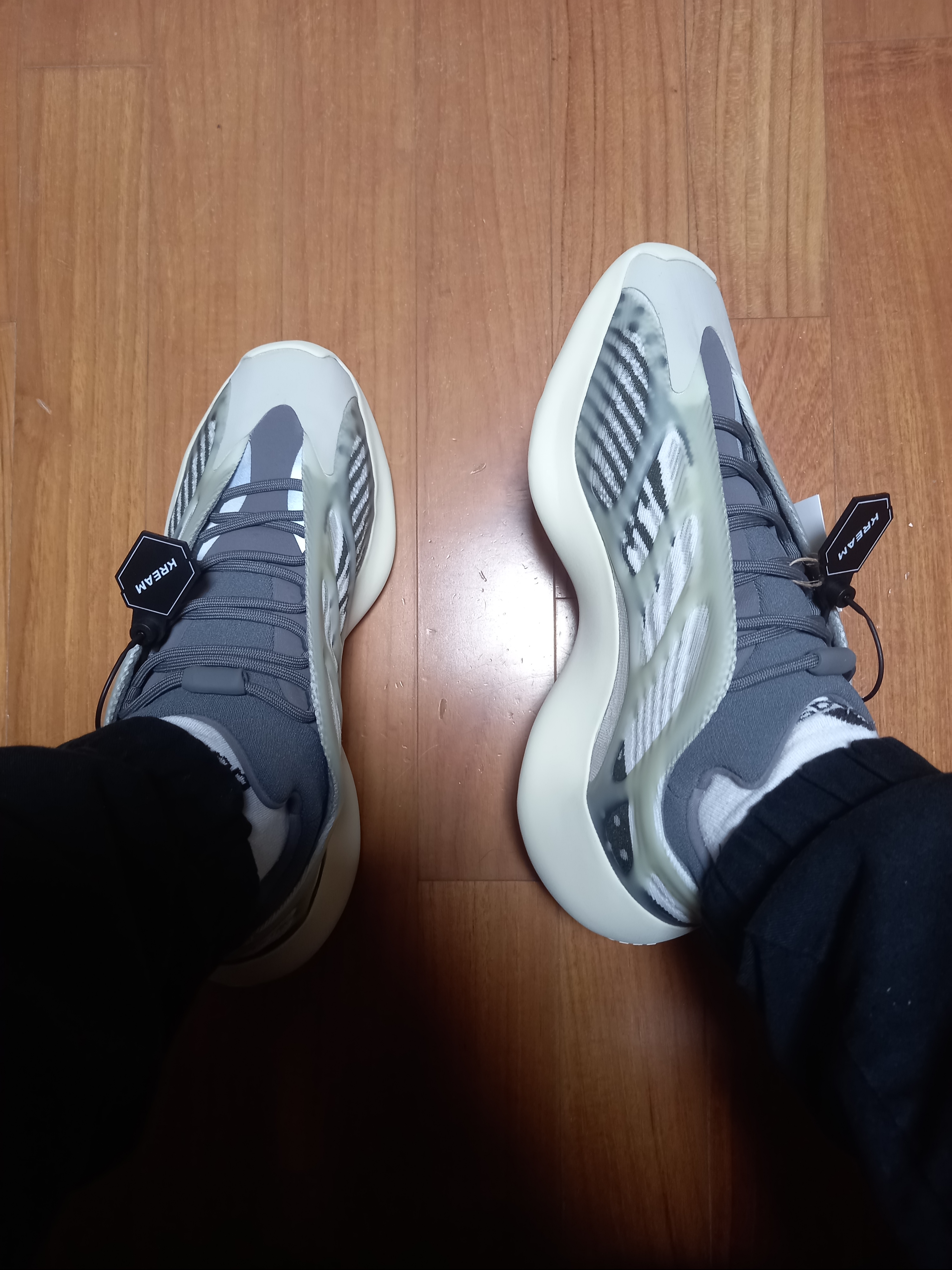 Adidas Yeezy 700 V3 Fade Salt 착용 스타일
