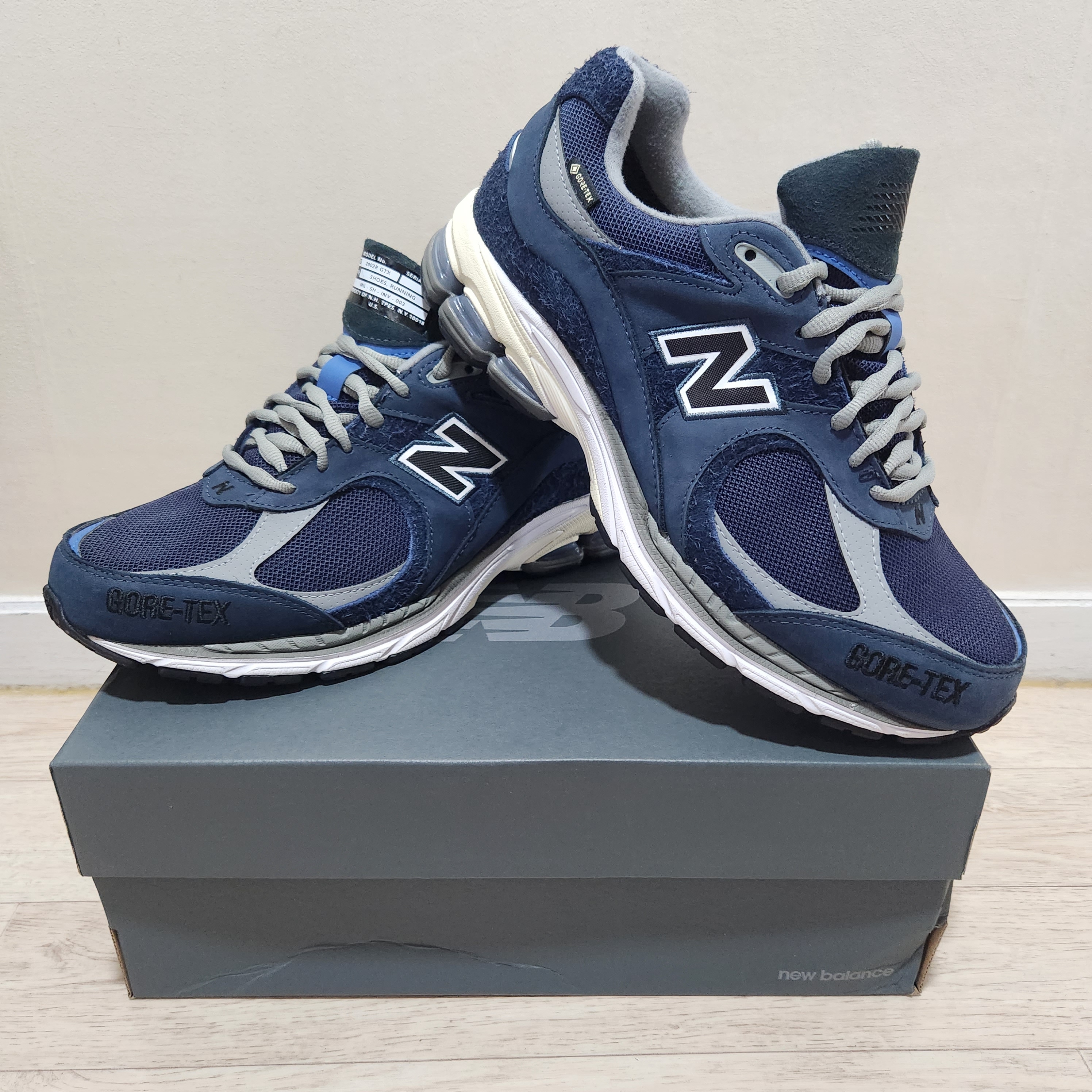 New Balance x Invincible x N.Hoolywood 2002R Gore-Tex Navy 착용 스타일 - 3