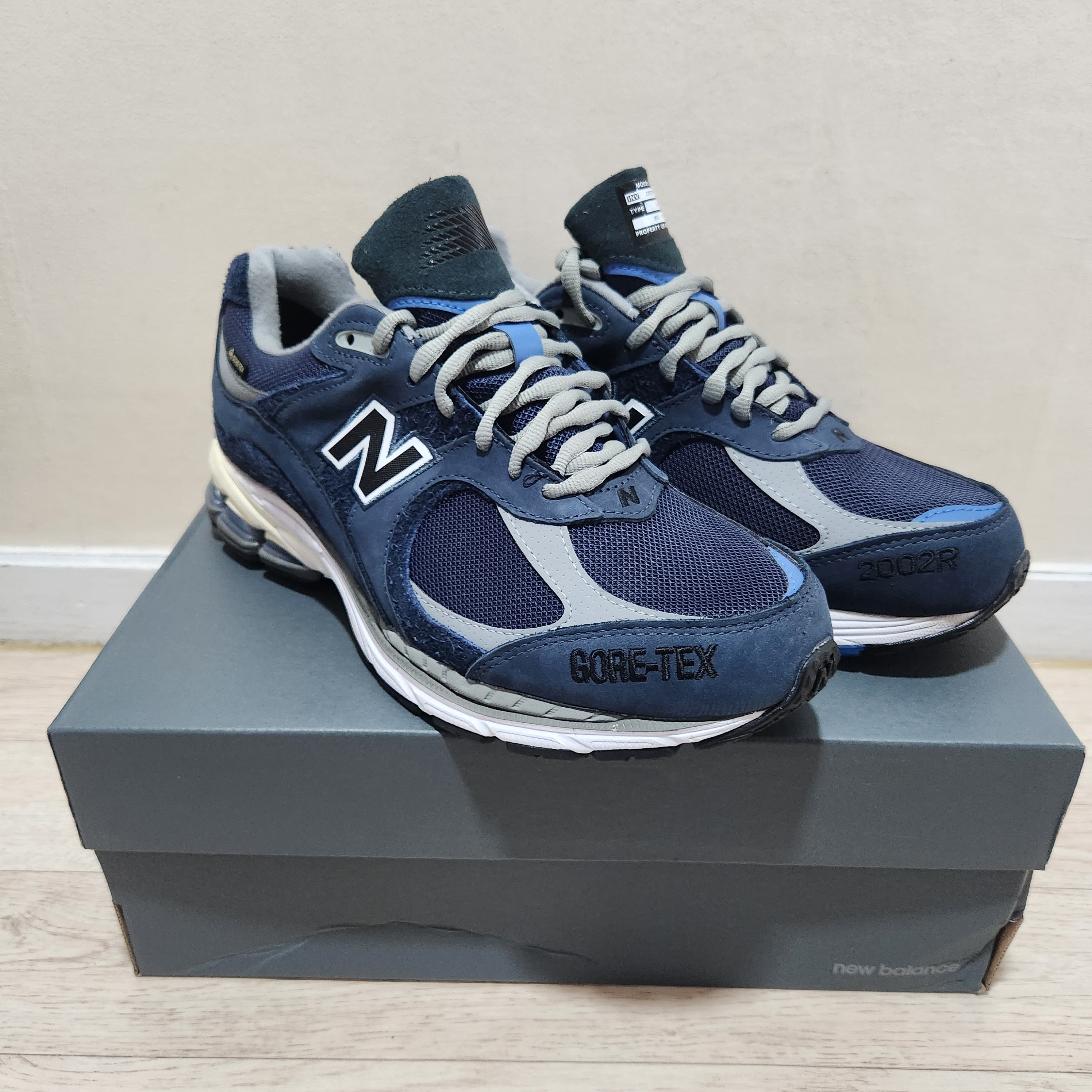 New Balance x Invincible x N.Hoolywood 2002R Gore-Tex Navy 착용 스타일 - 1