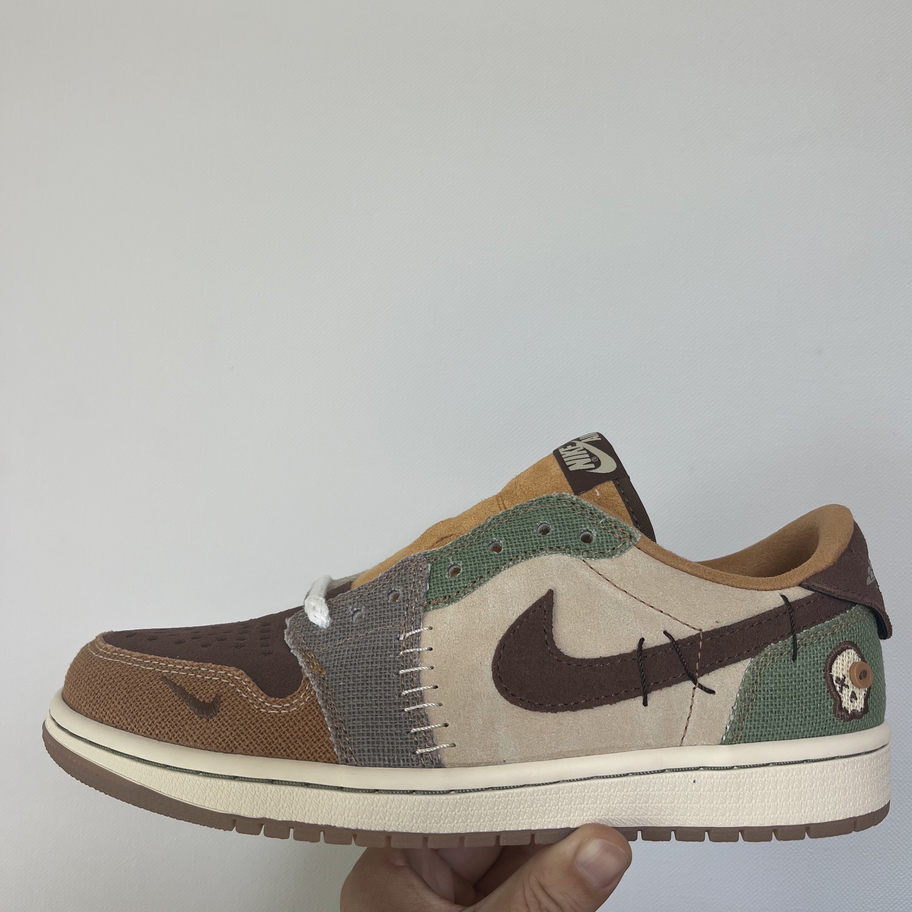 Jordan 1 x Zion Williamson Retro Low OG Flax and Oil Green μ°©μ© μ€νμΌ - 1