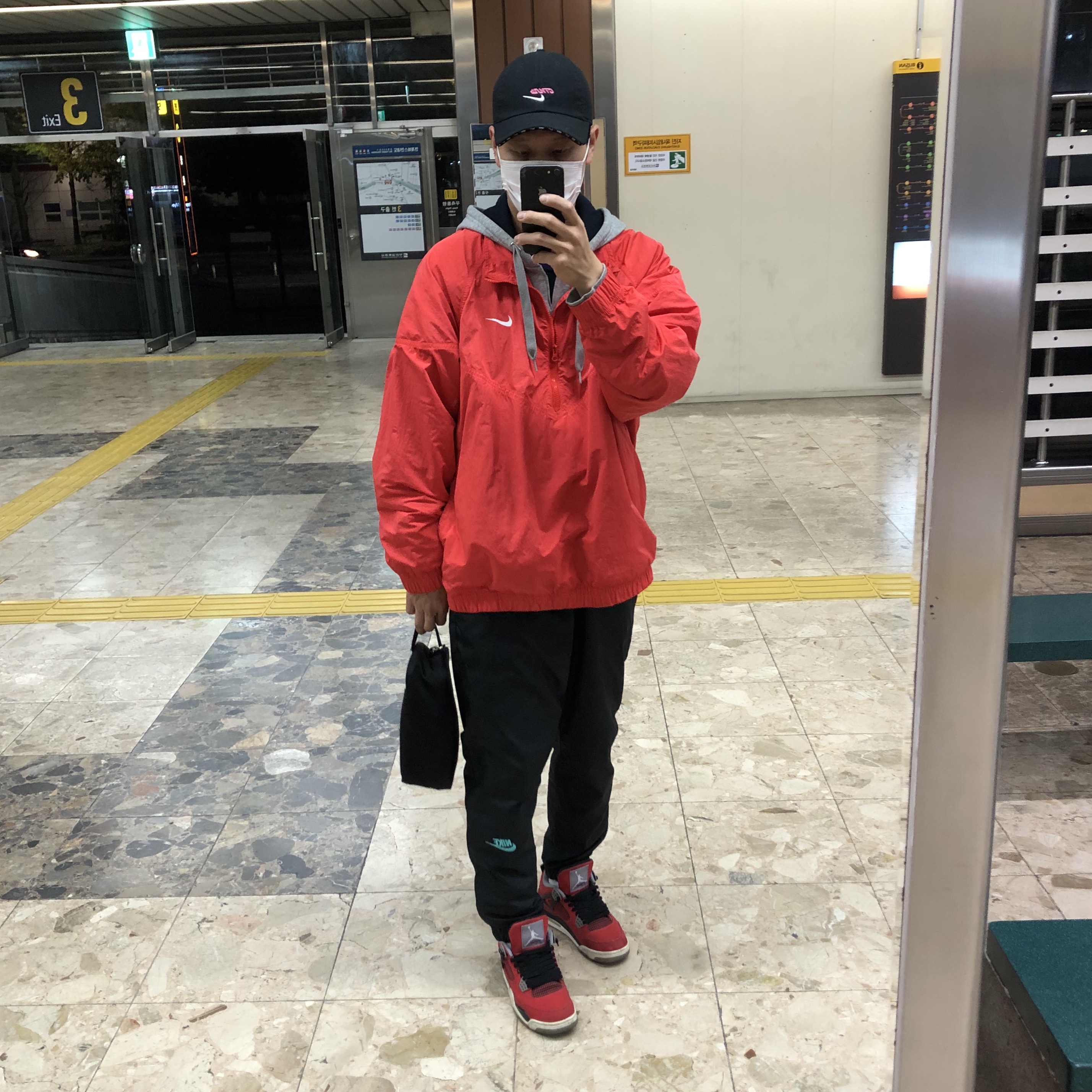Nike x Stussy Windrunner Jacket Habanero Red, Nike x Atmos NRG Vintage PTHWK Track Pants Black 착용 스타일