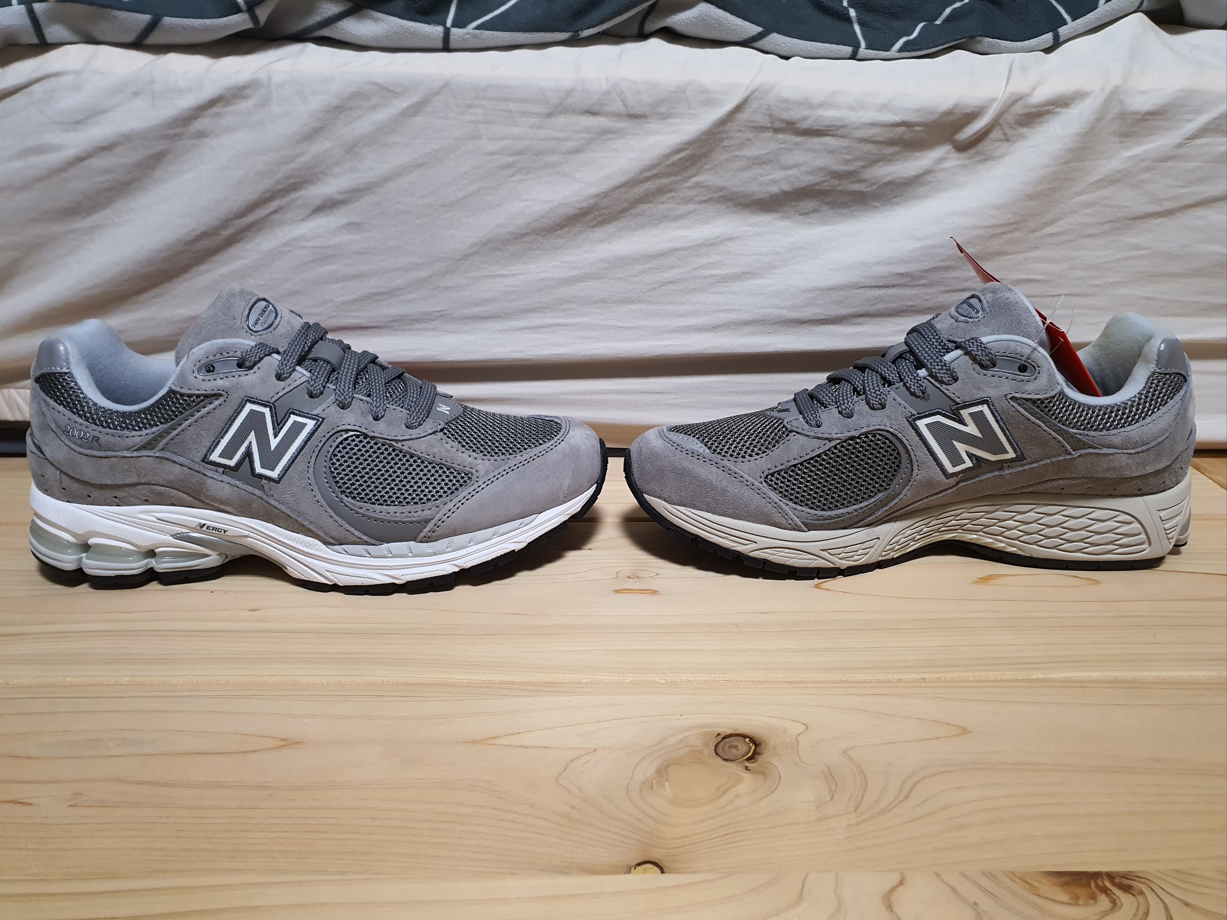 New Balance 2002R Grey, New Balance 2002R Marblehead White 착용 스타일 - 3