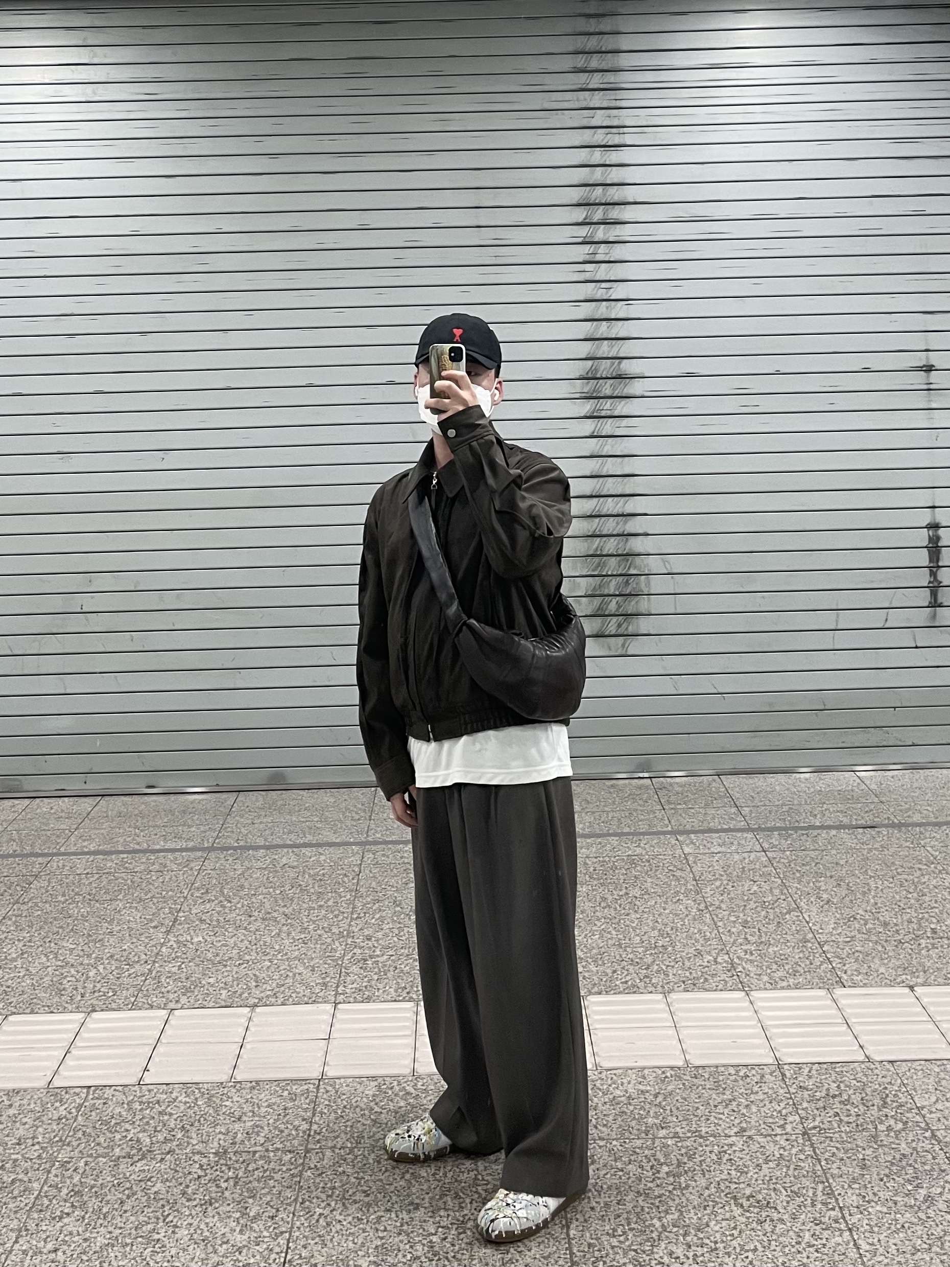 AMI de Coeur Embroidery Cap Black, Lemaire Small Croissant Bag Soft Nappa Leather Dark Chocolate 착용 스타일