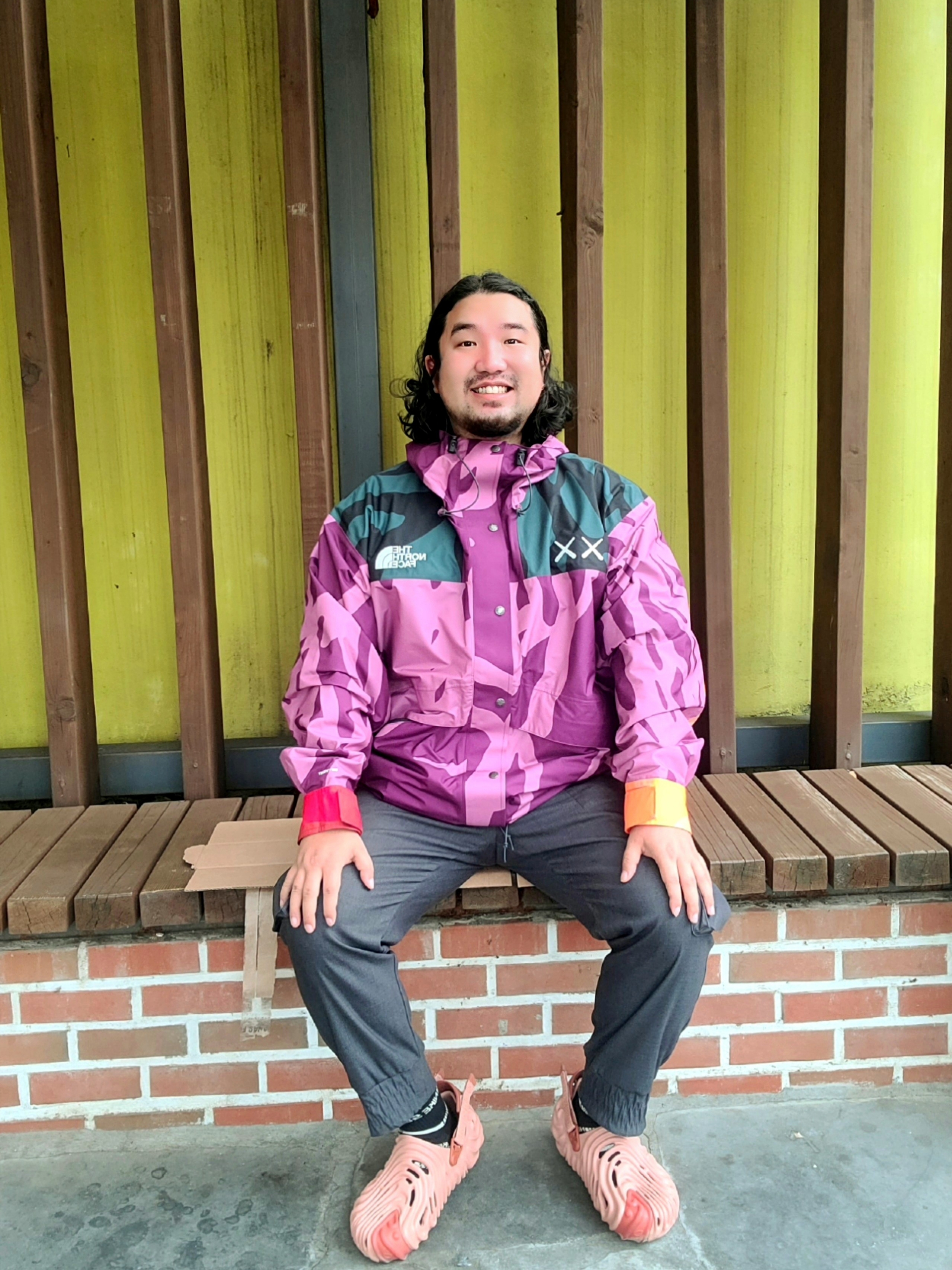 The North Face x Kaws Retro 1986 Mountain Jacket Pamplona Purple, Crocs x Salehe Bembury Pollex Clog Kuwata 착용 스타일 - 2