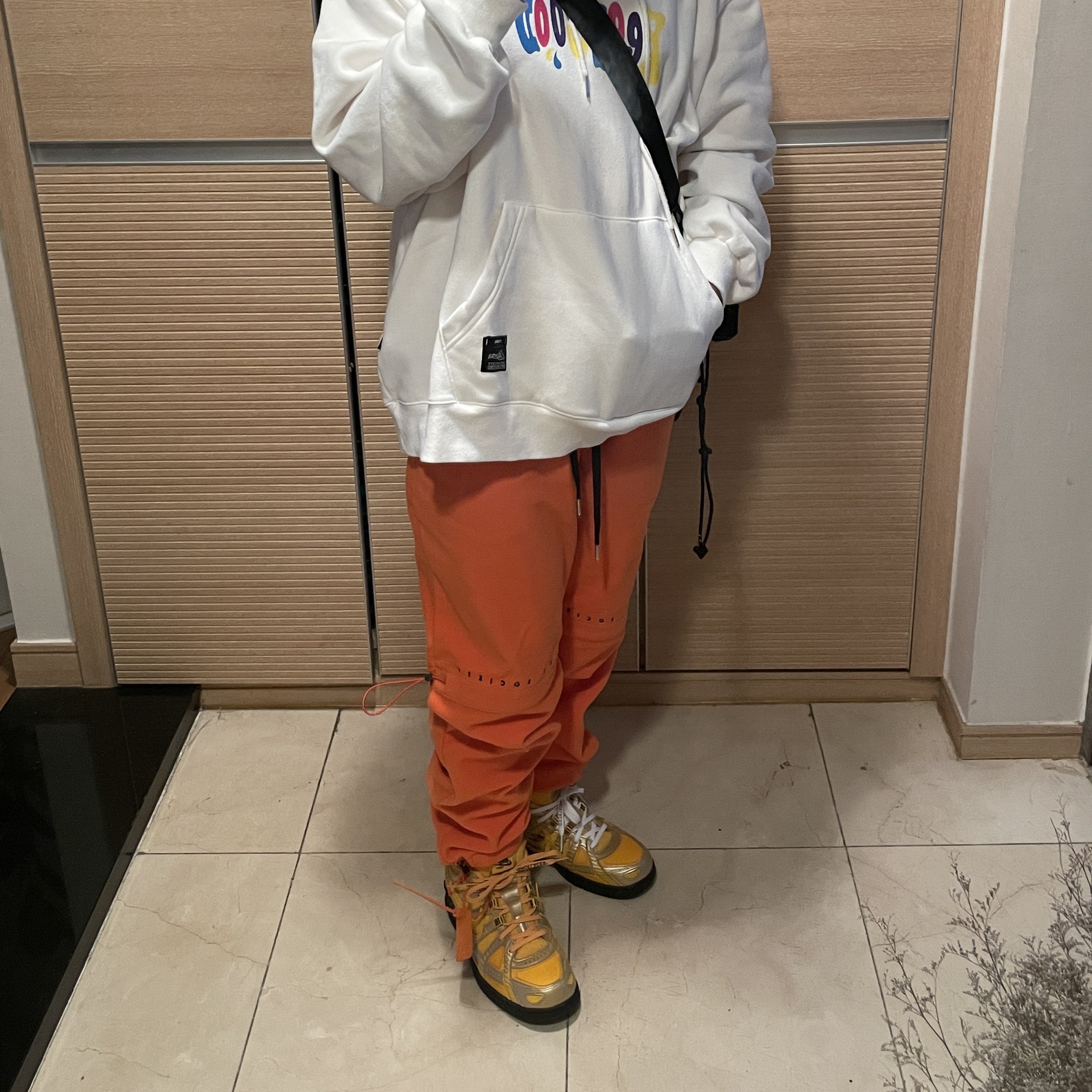 Nike x Off-White Air Rubber Dunk University Gold 착용 스타일