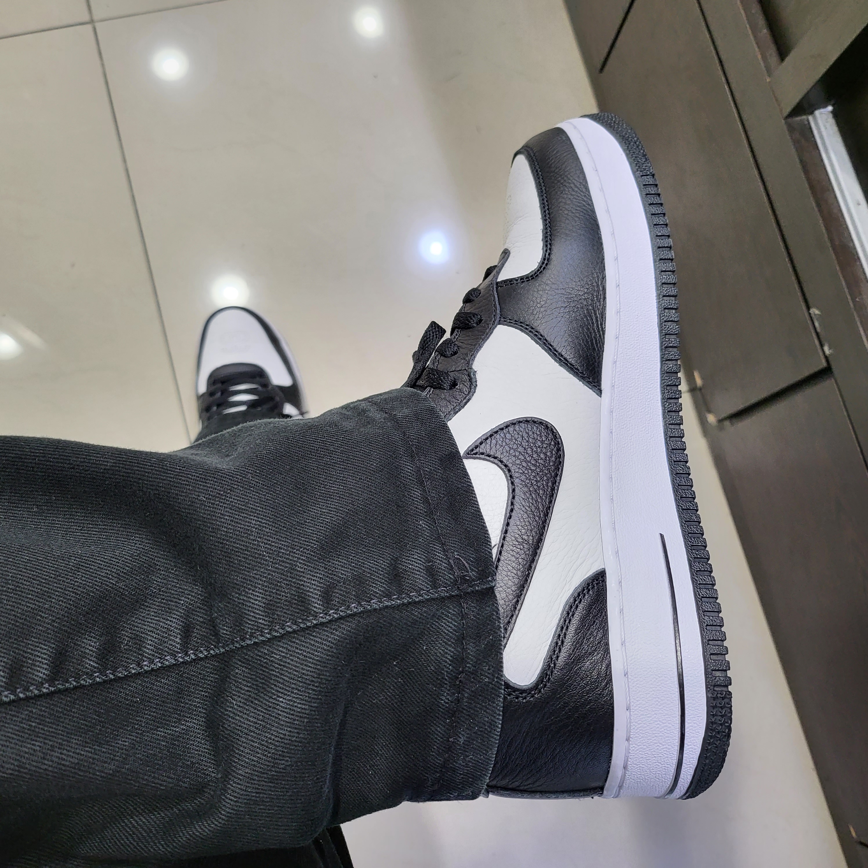 Nike x Stussy Air Force 1 '07 Mid SP Black and Light Bone 착용 스타일 - 2
