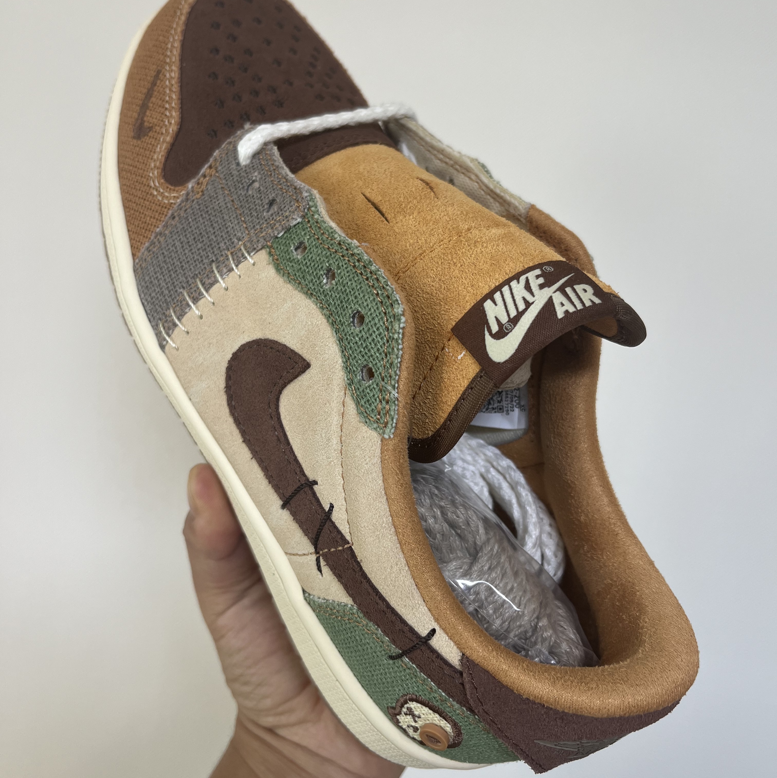 Jordan 1 x Zion Williamson Retro Low OG Flax and Oil Green μ°©μ© μ€νμΌ - 2