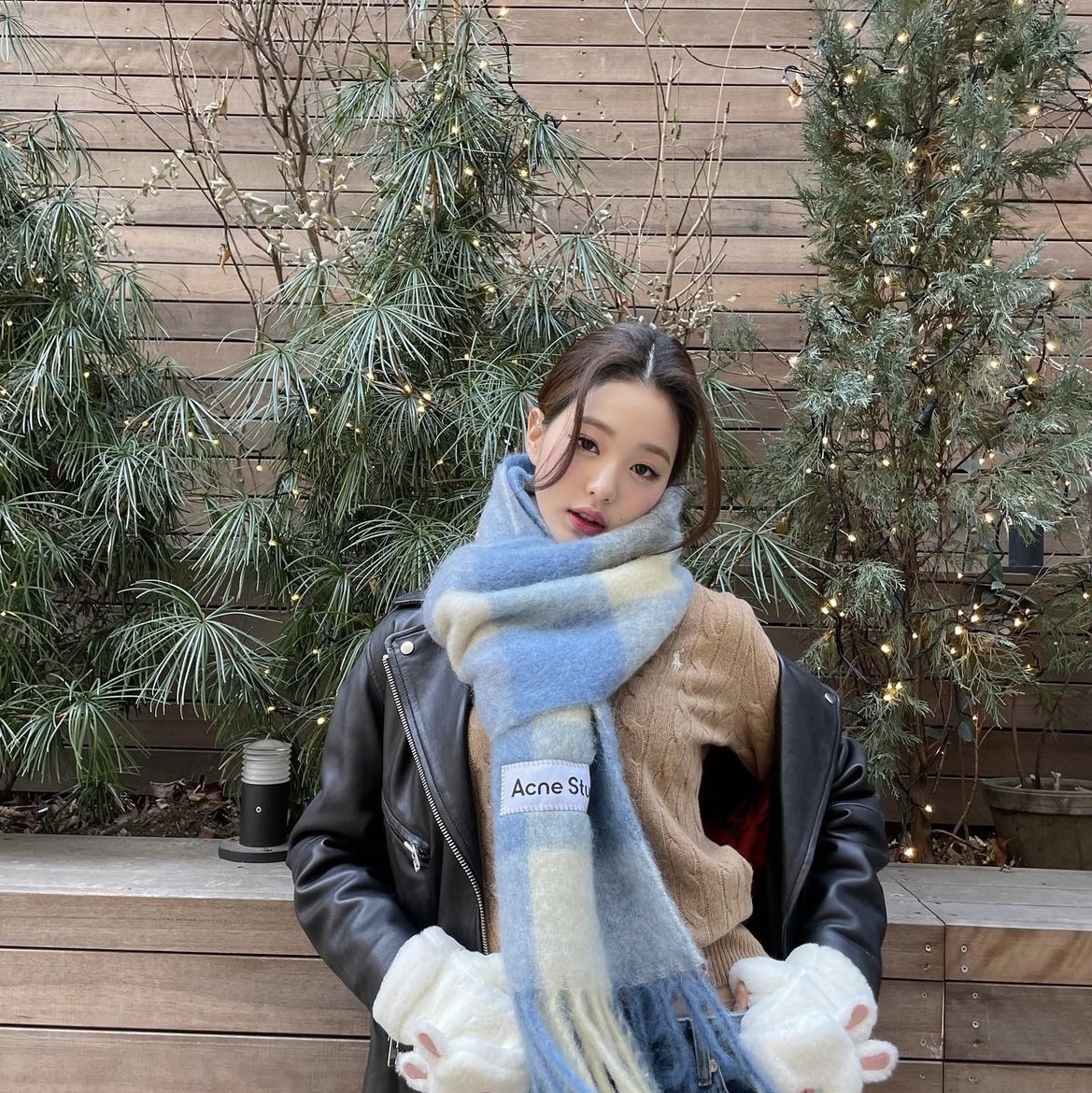 Acne Studios Mohair Check Muffler Pastel Blue Beige 착용 스타일 - 3