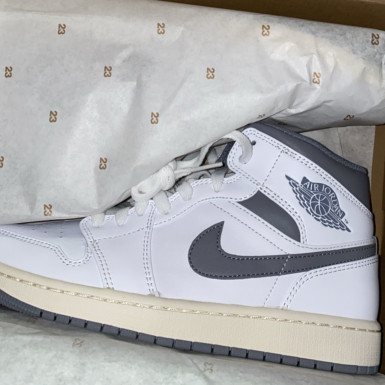 Jordan 1 Mid White Stealth 착용 스타일