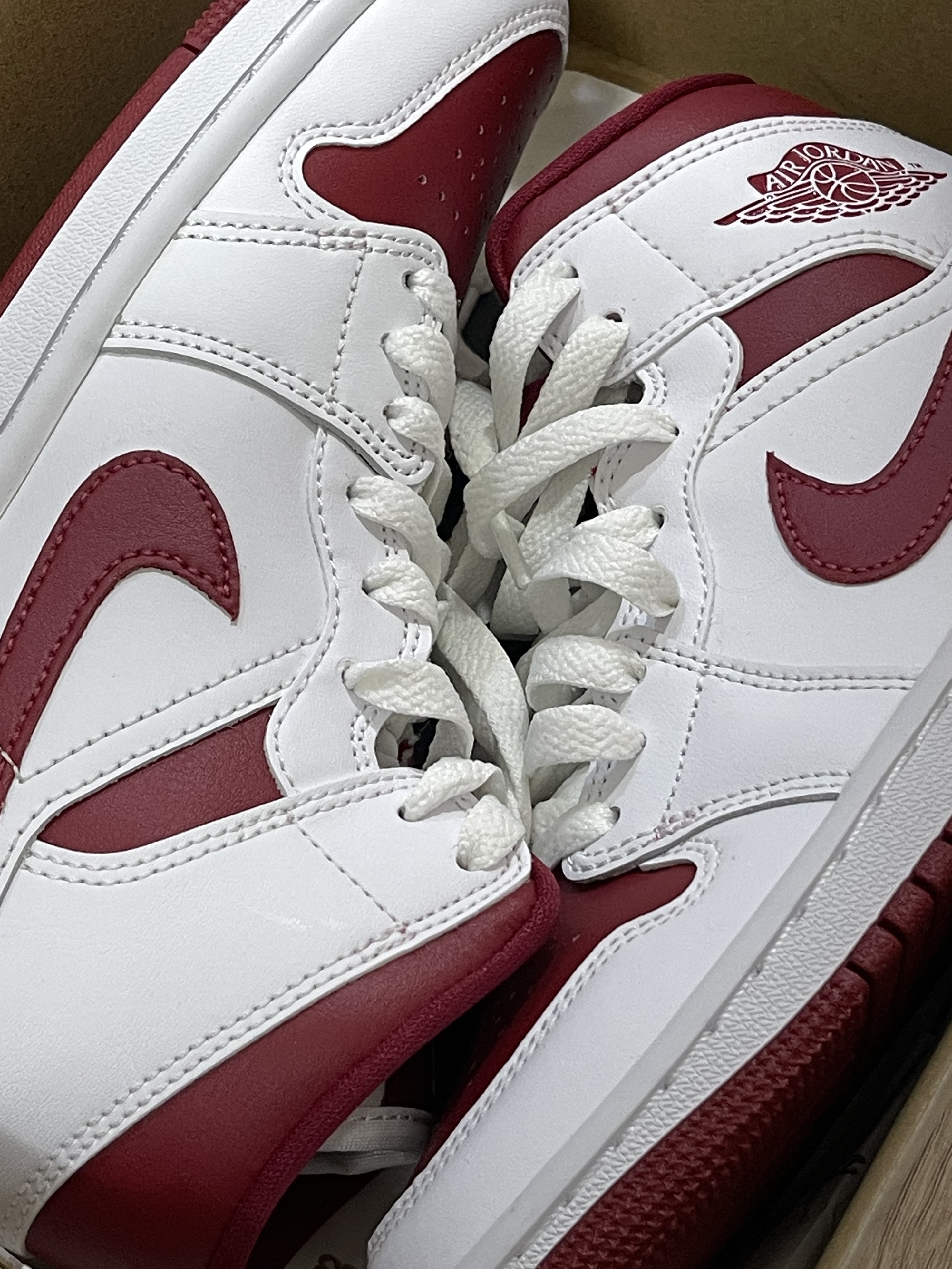 (W) Jordan 1 Mid Championship Red 착용 스타일