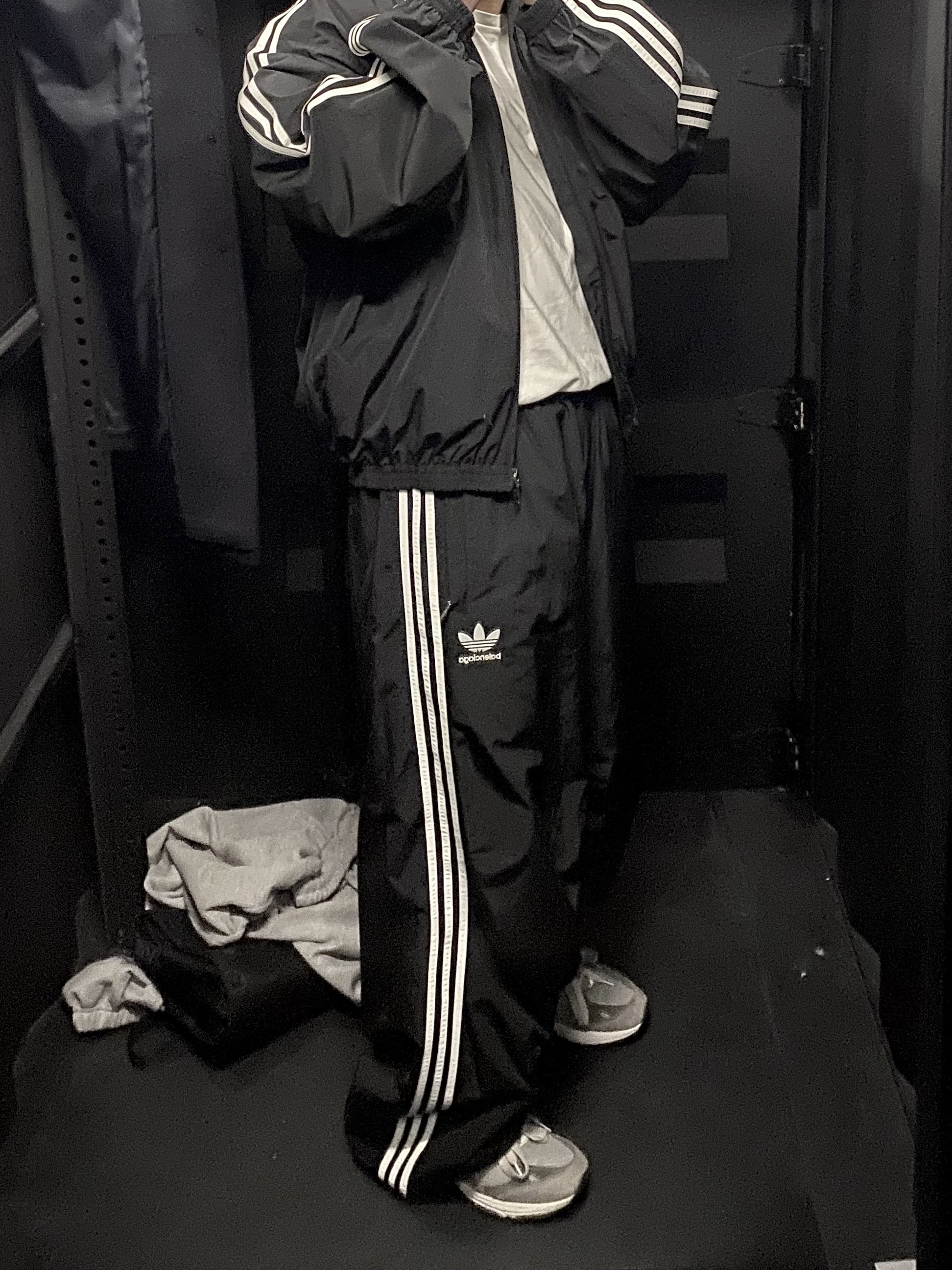 Balenciaga x Adidas Performance Poplin Tracksuit Jacket Black 착용 스타일 - 4