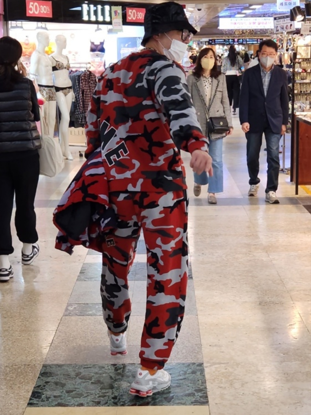 Nike x Supreme Shox Ride 2 SP White, Supreme x Nike Arc Corduroy Hooded Jacket Red Camo - 22SS 착용 스타일 - 3