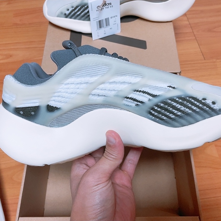 Adidas Yeezy 700 V3 Fade Salt 착용 스타일 - 4
