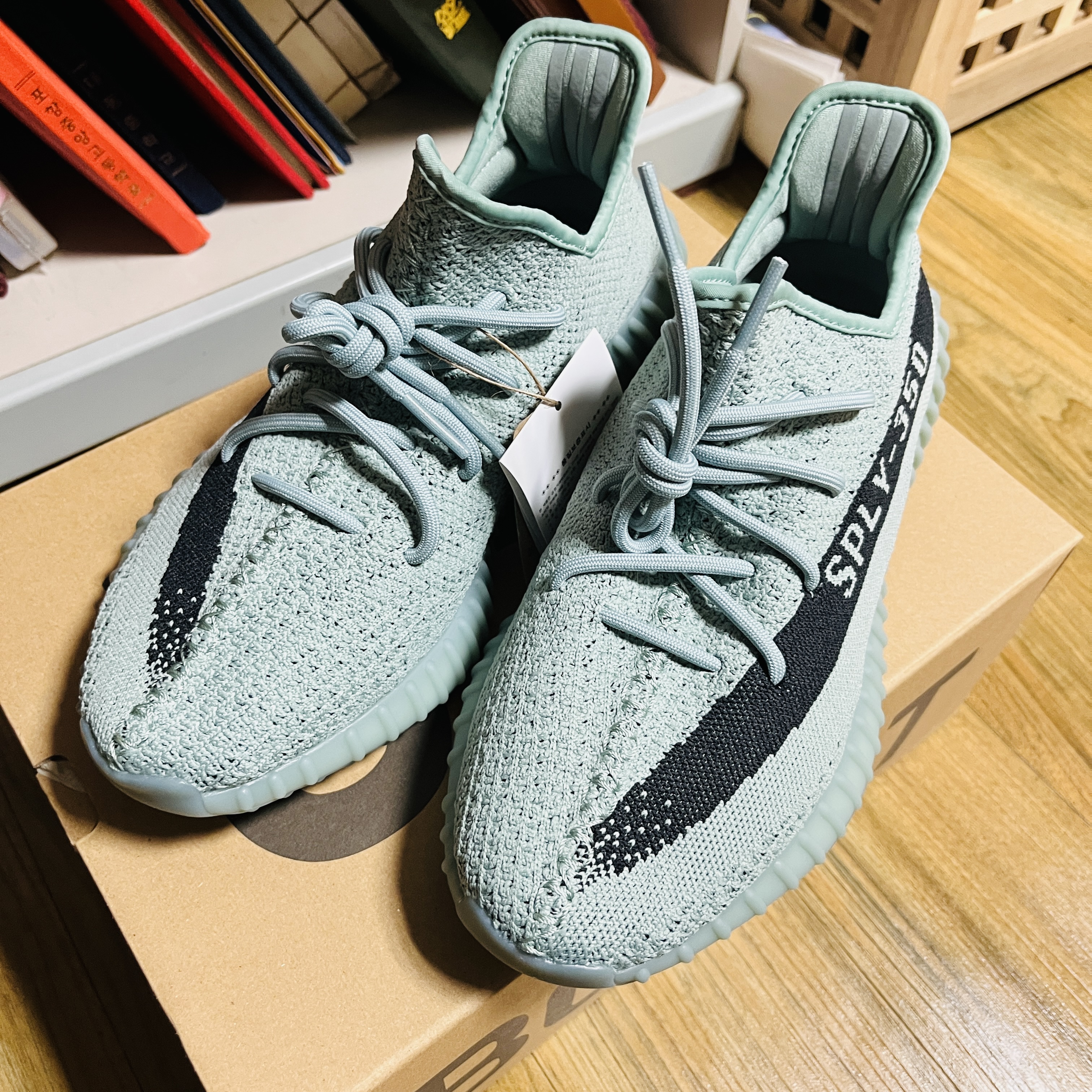 Adidas Yeezy Boost 350 V2 Salt Core Black 착용 스타일 - 2