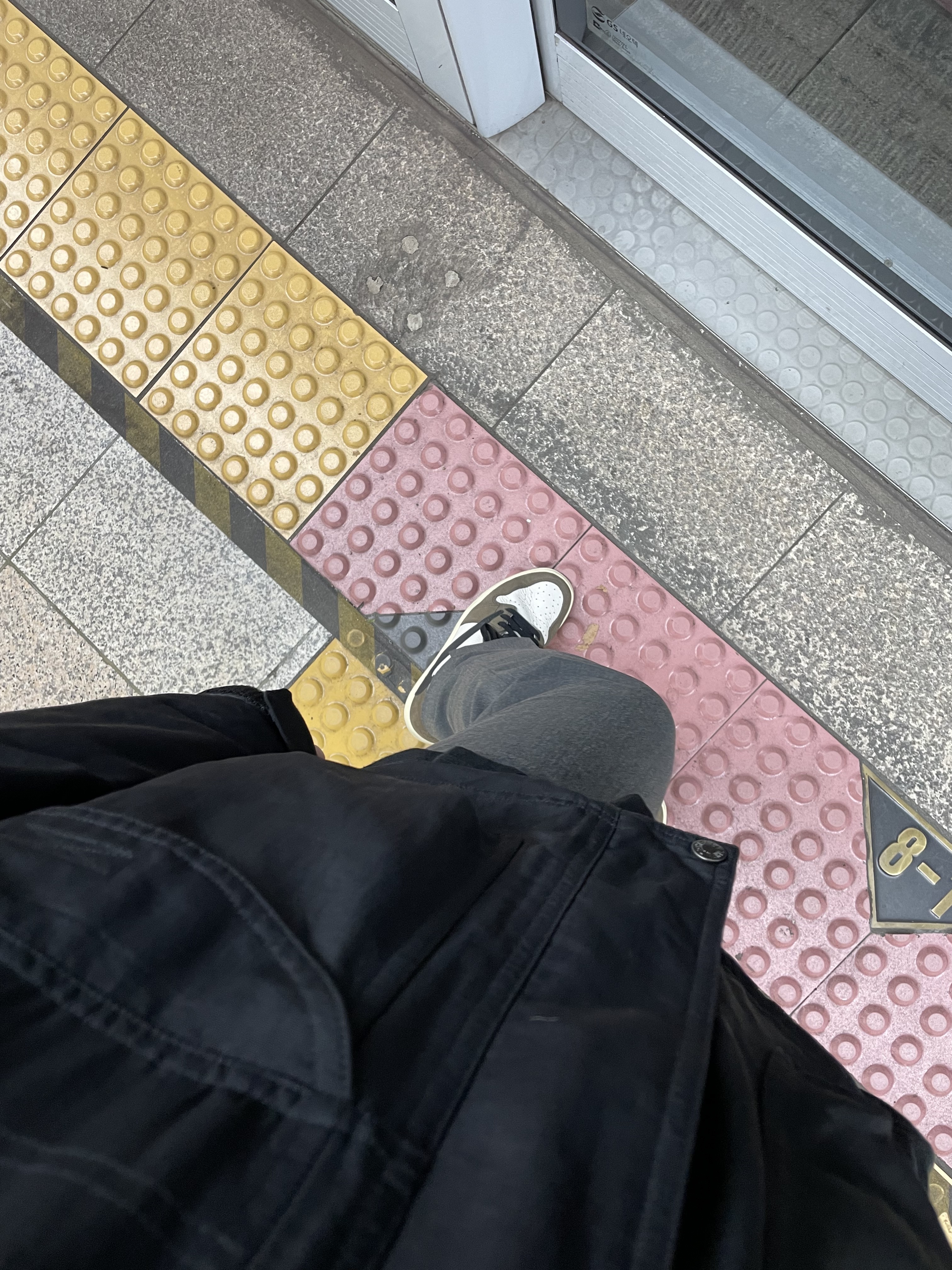 Jordan 1 x Travis Scott Retro High OG SP Mocha, Supreme x The North Face Trekking Convertible Jacket Black - 22SS 착용 스타일 - 1
