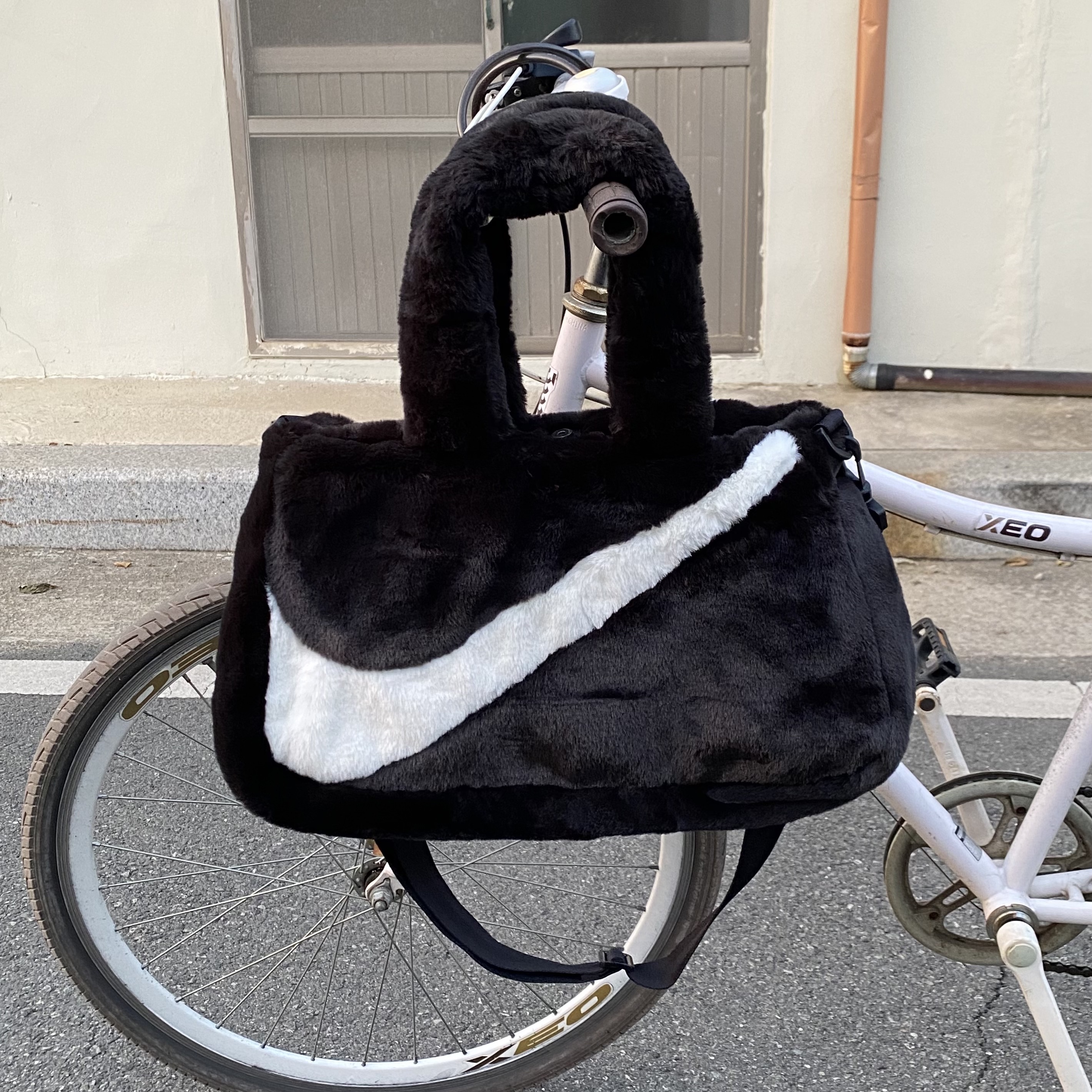 Nike NSW Faux Fur Tote Bag Black 착용 스타일 - 4