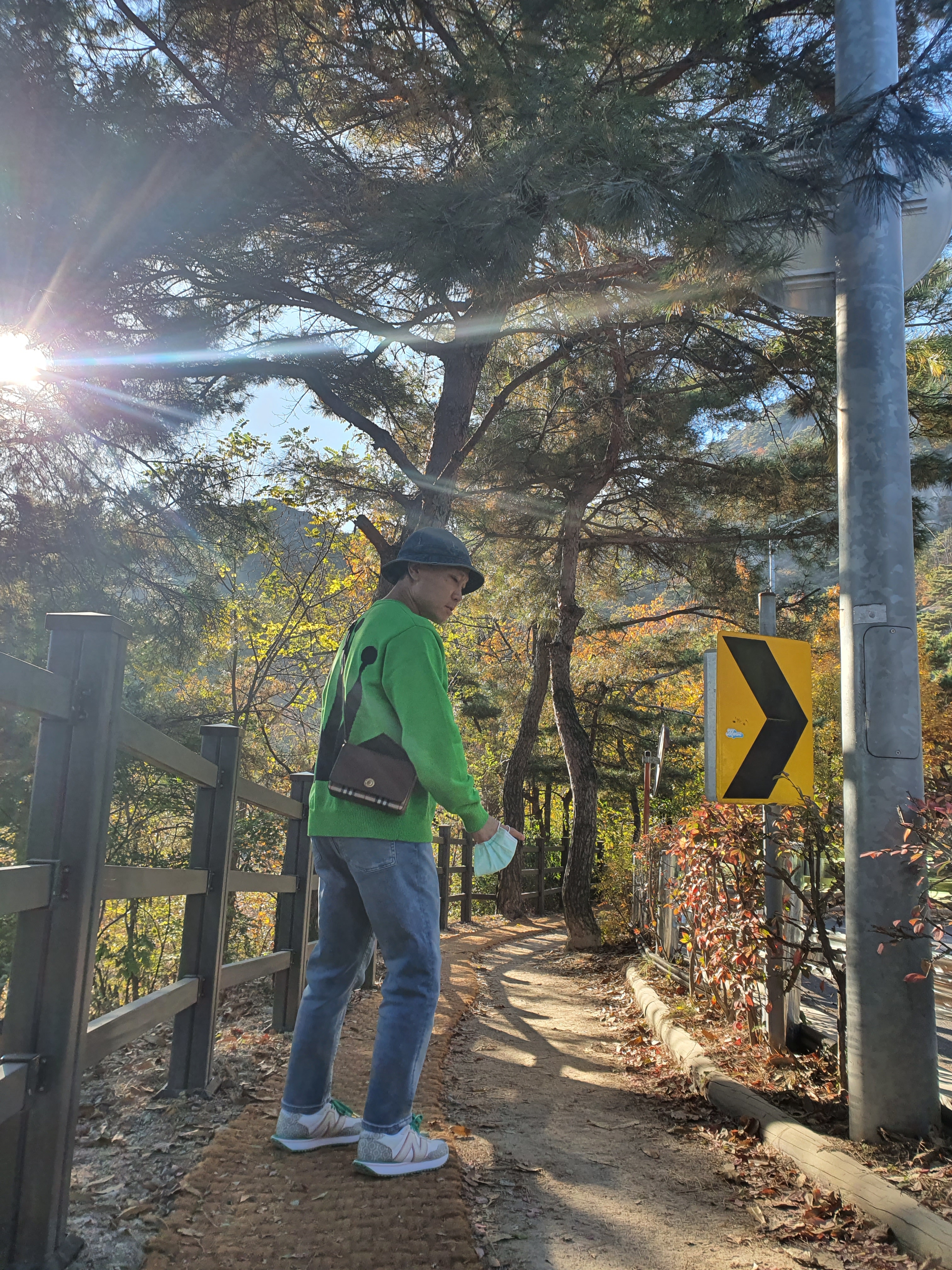 Stussy Bent Crown Sweater Lime, New Balance x Casablanca 327 Idealist Monogram White Green 착용 스타일 - 2