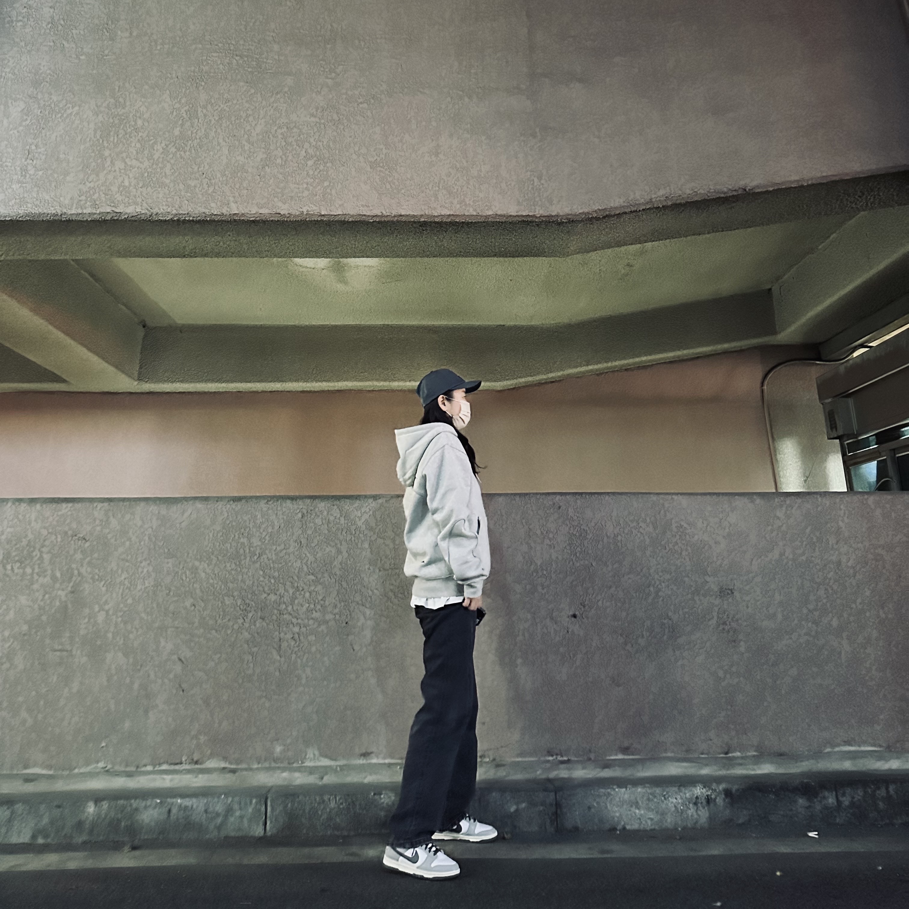 Stussy Stock 8 Ball Low Pro Cap Dark Grey, Nike x Drake Nocta Cardinal Stock Essential Hoodie Grey - Asia 착용 스타일 - 2