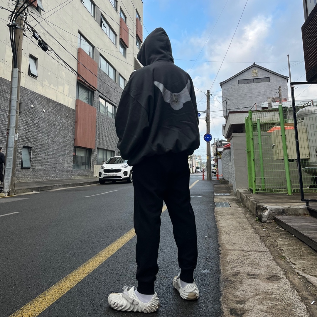 Yeezy Gap Engineered By Balenciaga Dove Hoodie Black, Crocs x Salehe Bembury Pollex Clog Stratus 착용 스타일