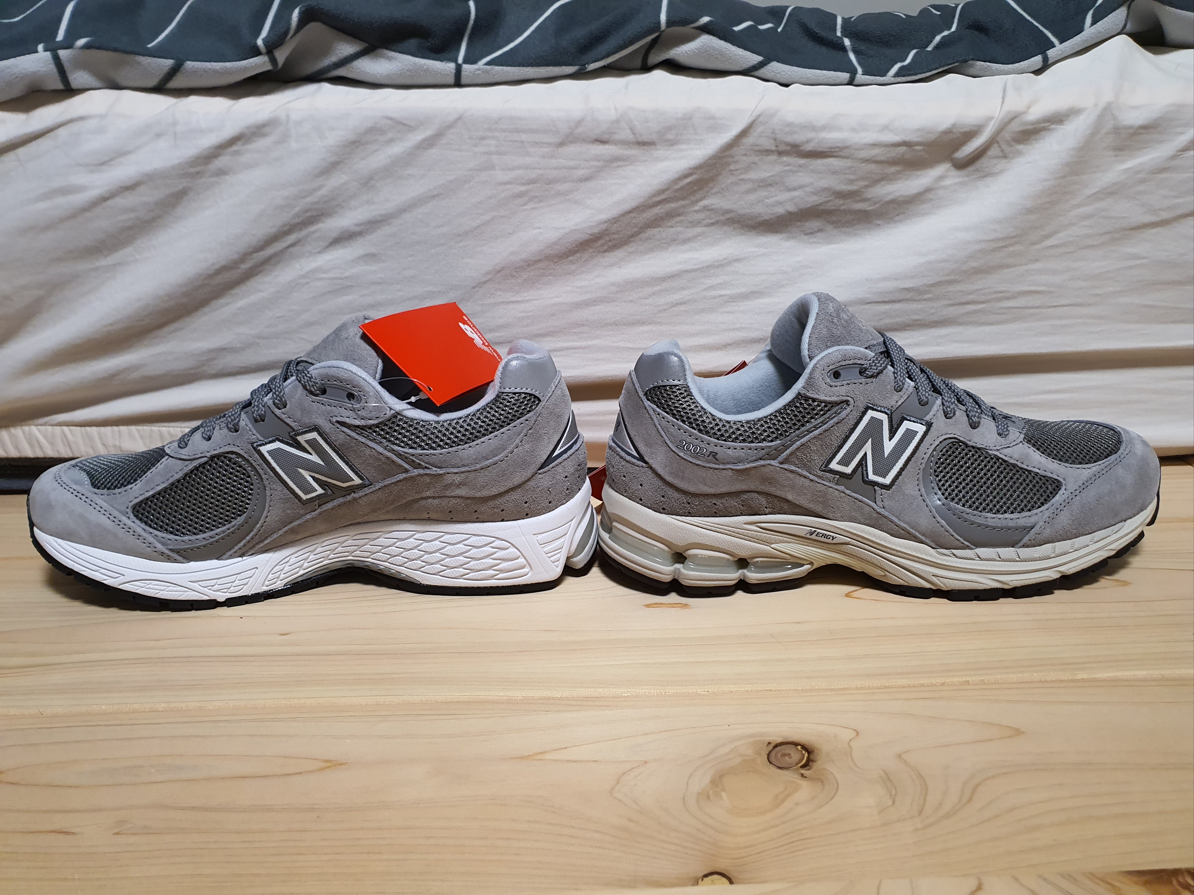 New Balance 2002R Grey, New Balance 2002R Marblehead White 착용 스타일 - 5