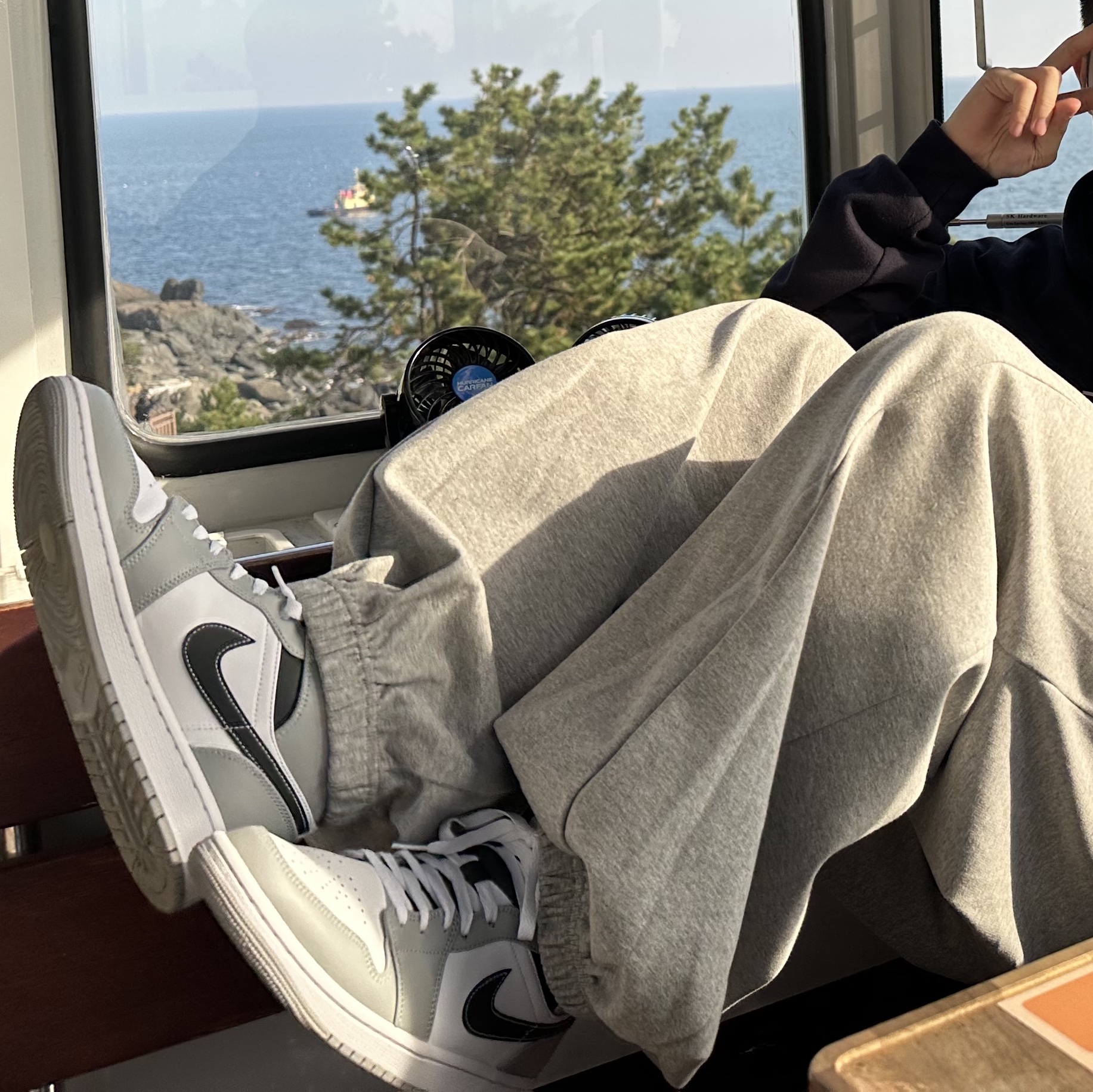 Jordan 1 Mid Light Smoke Grey Anthracite 착용 스타일 - 1
