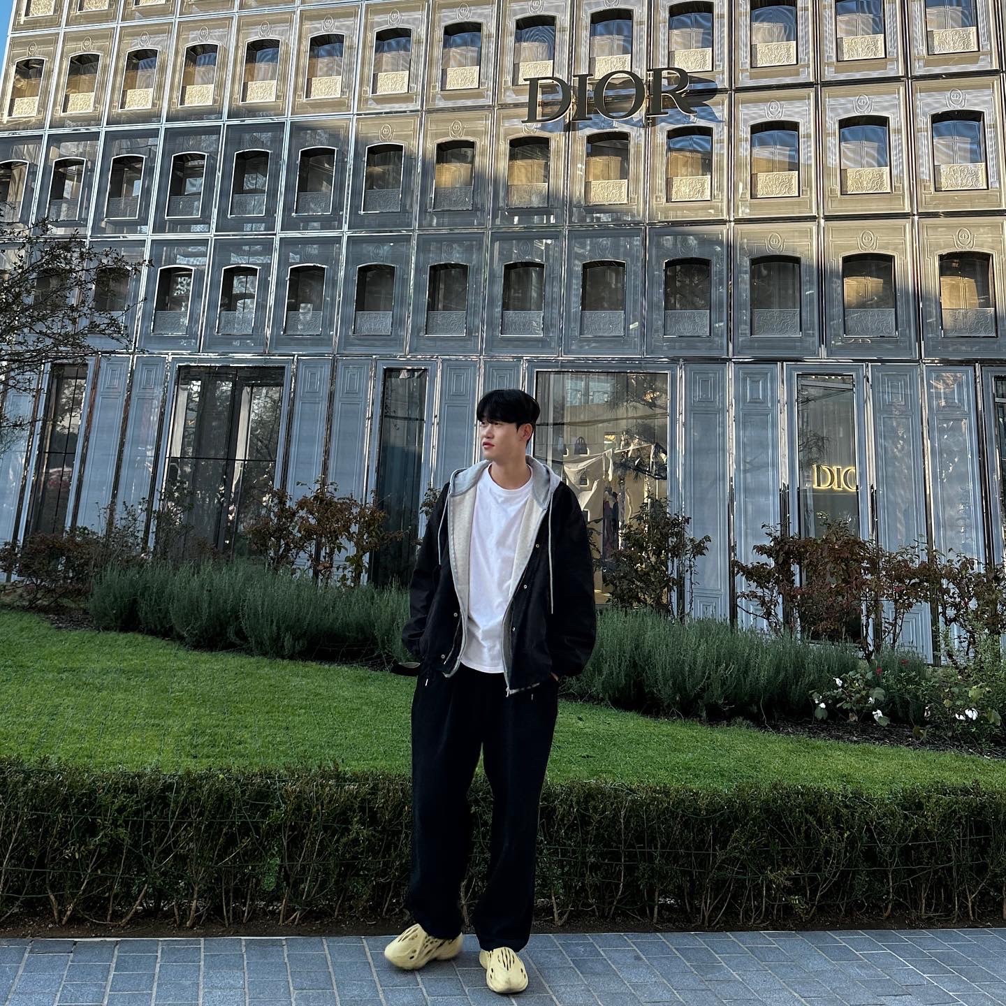 Adidas Yeezy Foam RNNR Sulfur, Play Comme des Garcons Black Heart LS T-Shirt White 착용 스타일 - 2