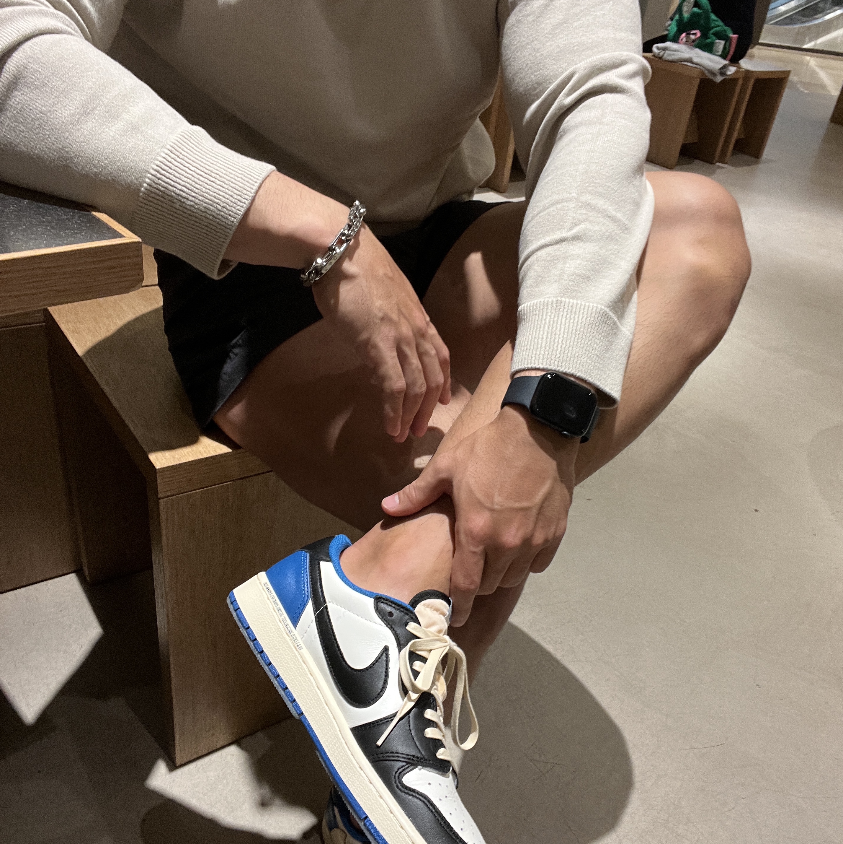 Jordan 1 x Travis Scott x Fragment Retro Low OG SP Military Blue, Louis Vuitton Monogram Chain Bracelet Silver 착용 스타일