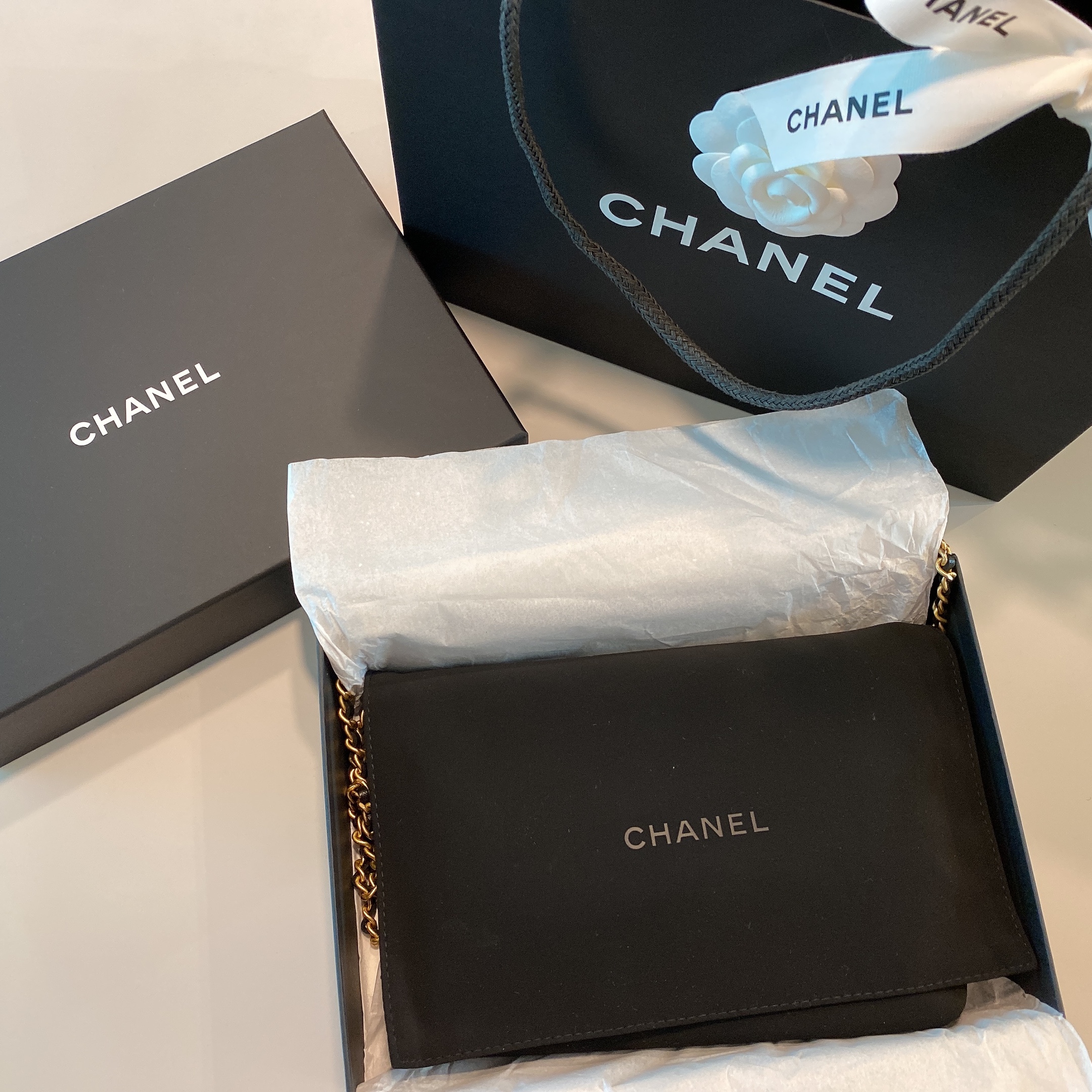 Chanel Wallet On Chain Lambskin & Gold Black 착용 스타일 - 2
