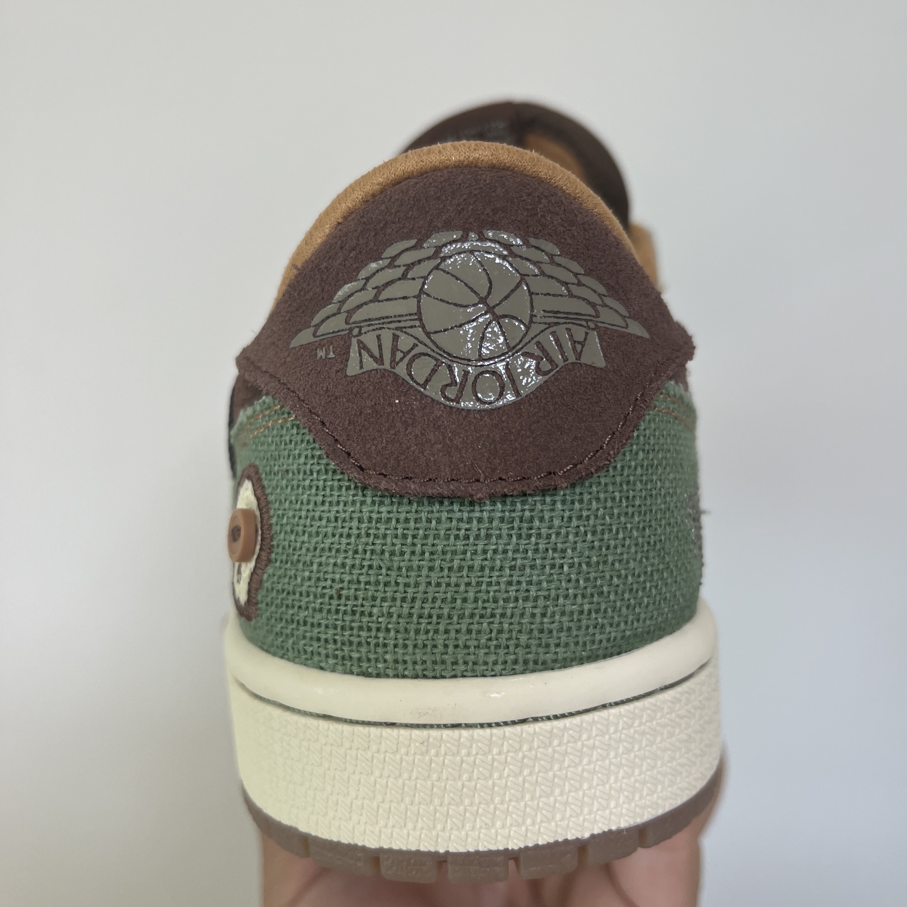 Jordan 1 x Zion Williamson Retro Low OG Flax and Oil Green μ°©μ© μ€νμΌ - 3