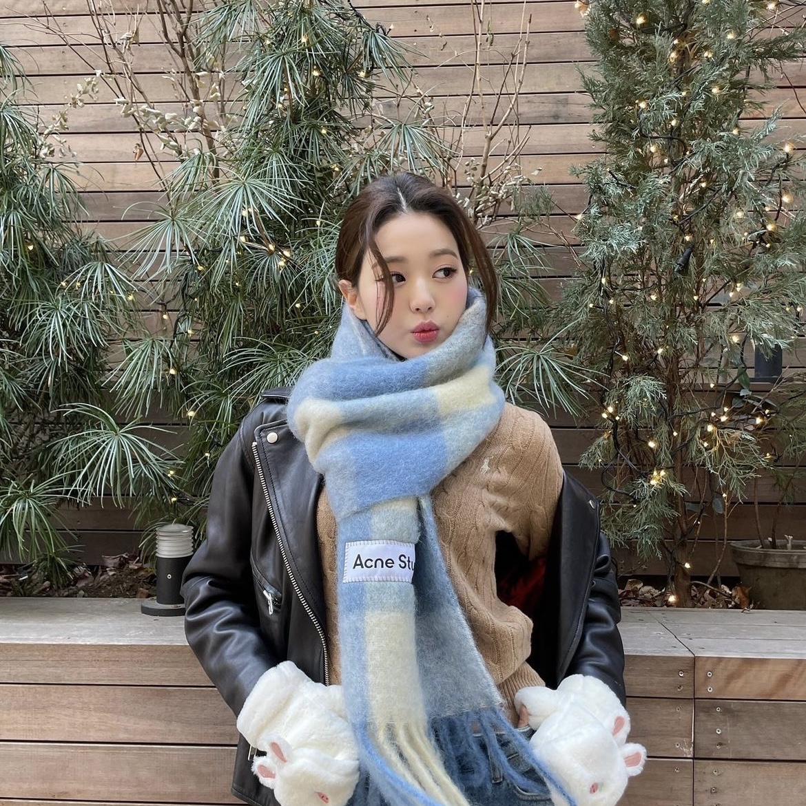 Acne Studios Mohair Check Muffler Pastel Blue Beige 착용 스타일 - 1