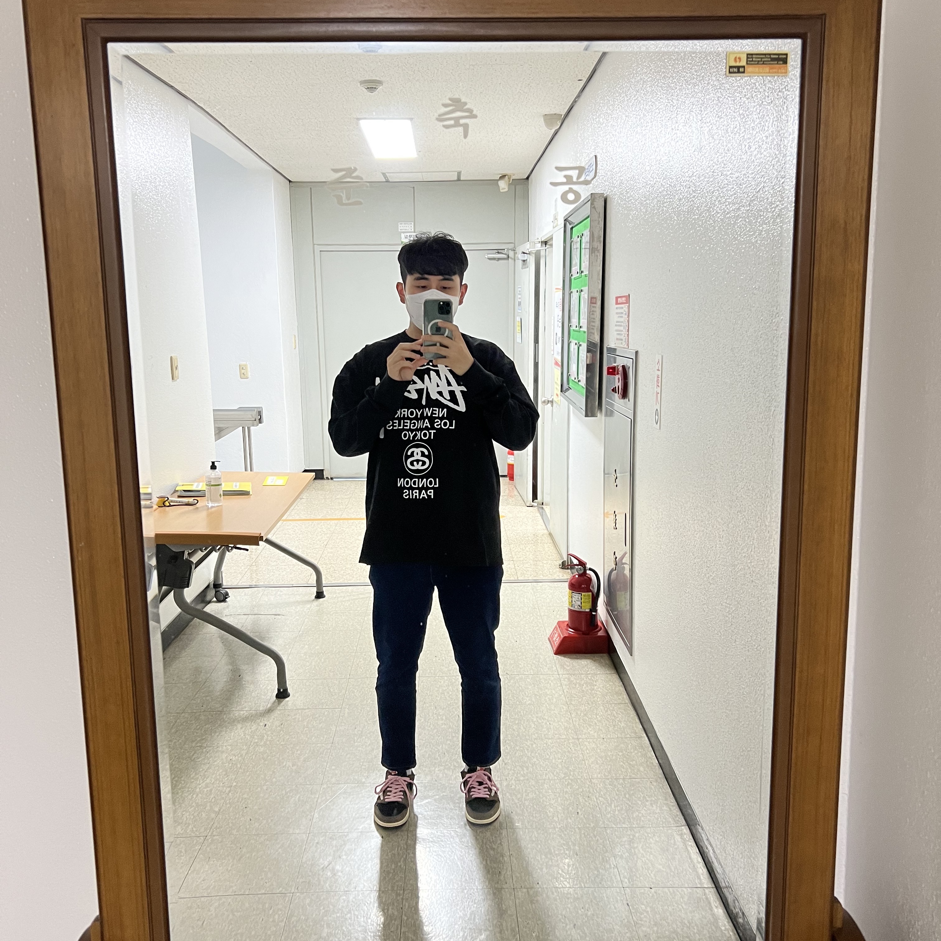 Jordan 1 x Travis Scott Retro Low OG SP Mocha, Stussy World Tour LS T-Shirt Black 착용 스타일