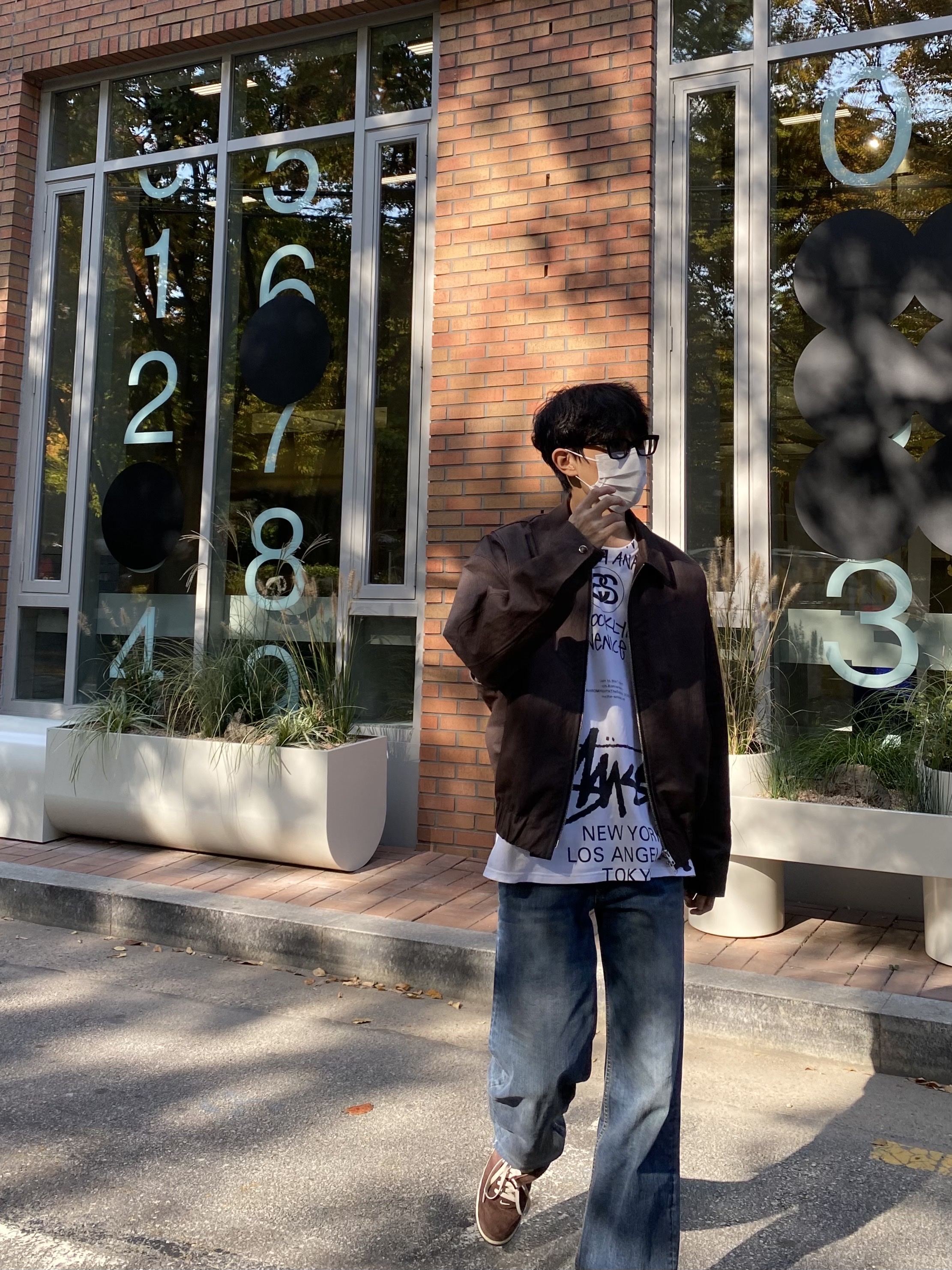 Stussy x Takahiromiyashita The Soloist 40 WT T-Shirt, Nike Air Force 1 Mid '07 QS Chocolate 착용 스타일 - 4