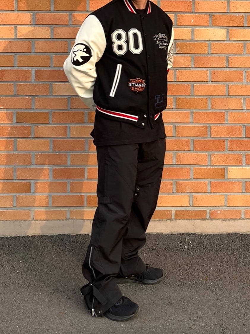 Stussy x Our Legacy x Denim Tears TTL Varsity Jacket Black, Nike x Stussy NRG FL SS 8 Ball T-Shirt White (DO9323-100) 착용 스타일 - 3
