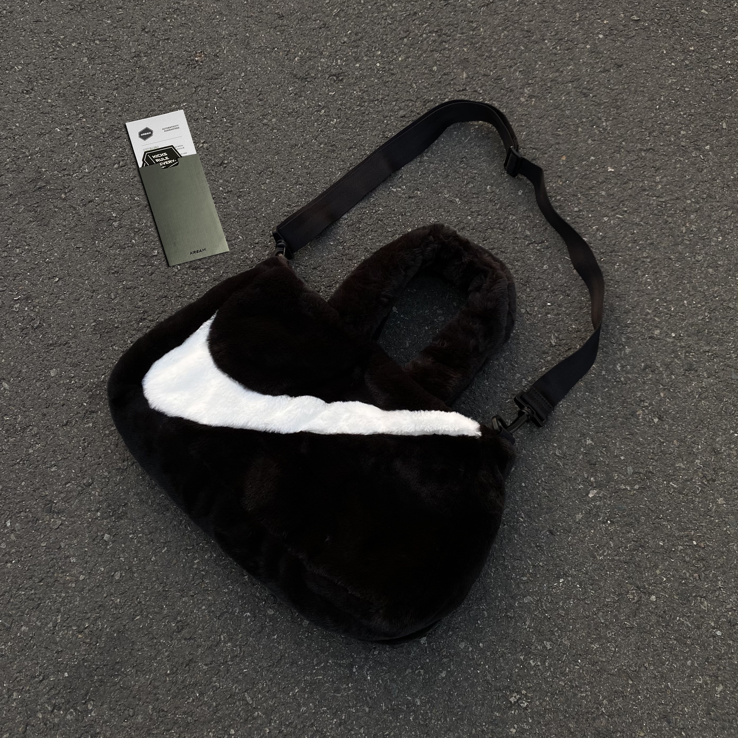 Nike NSW Faux Fur Tote Bag Black 착용 스타일 - 3