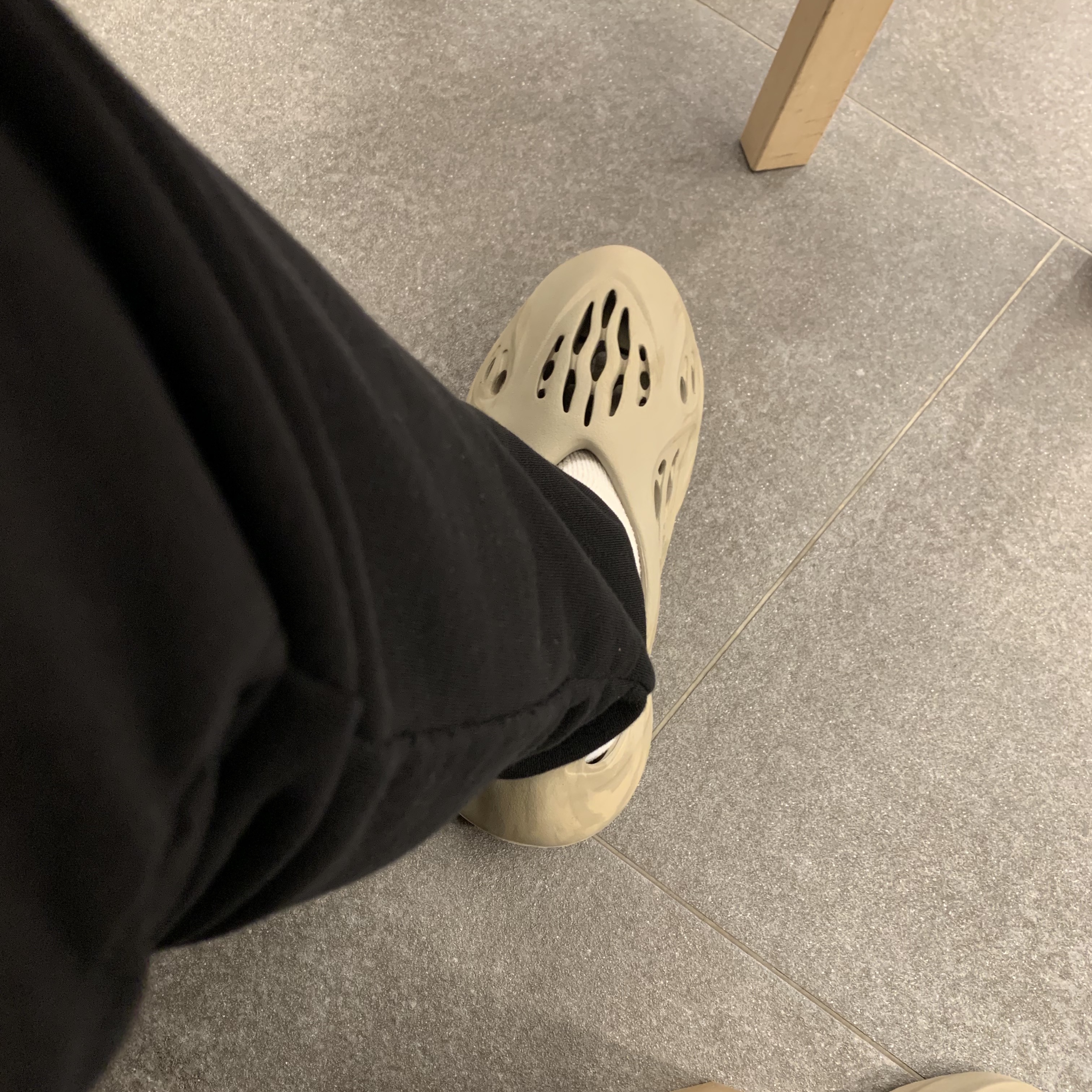 Adidas Yeezy Foam RNNR Stone Sage 착용 스타일