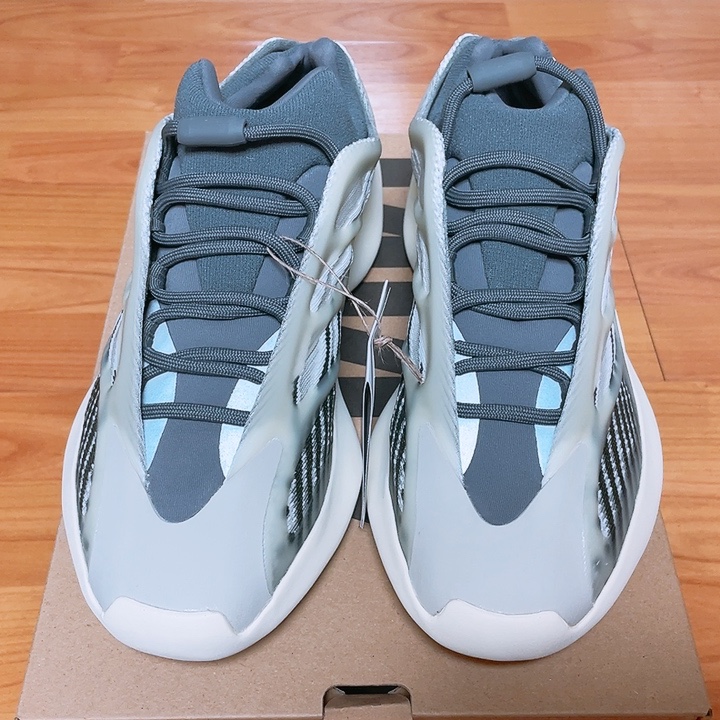 Adidas Yeezy 700 V3 Fade Salt 착용 스타일 - 2