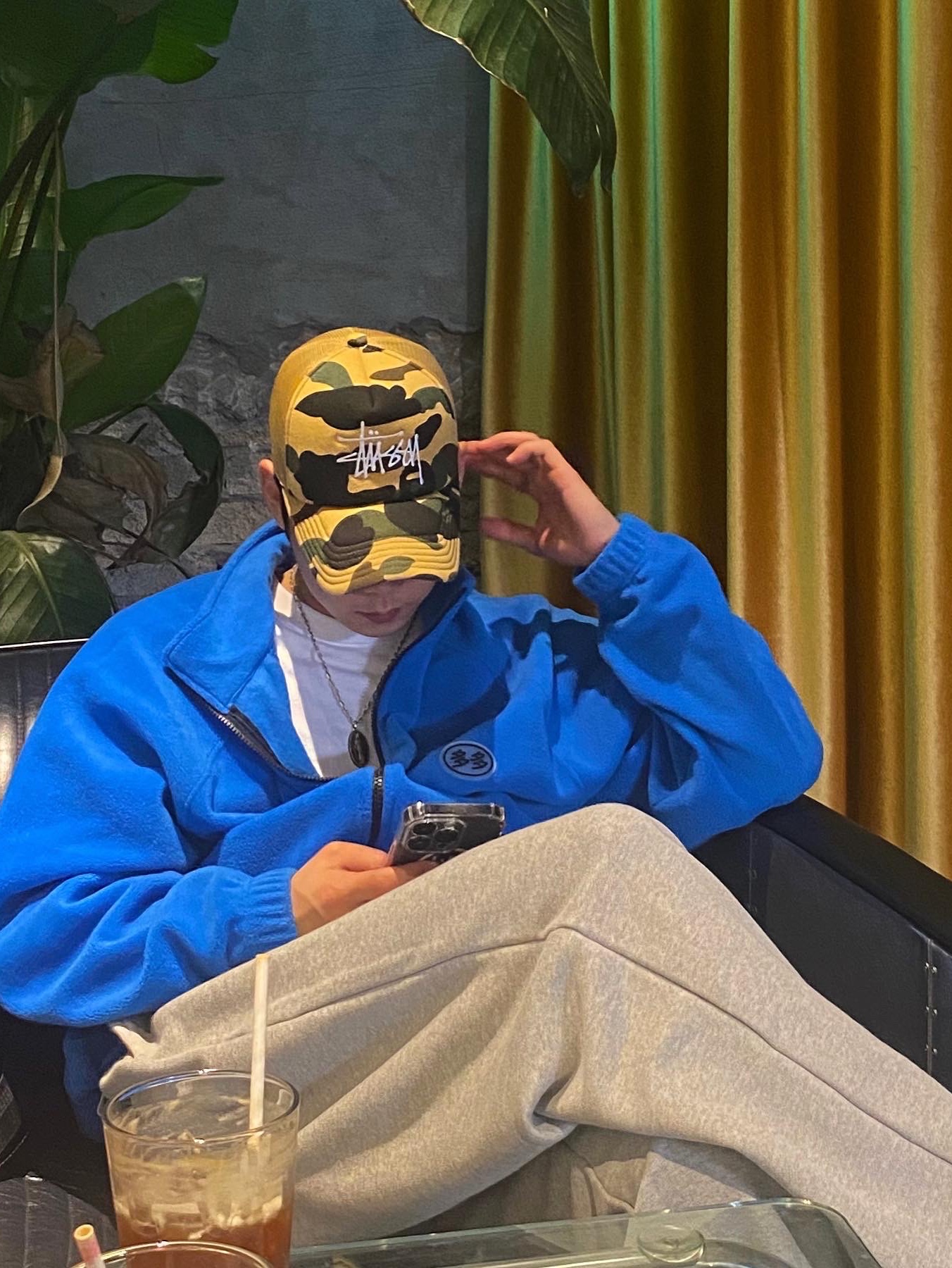 Stussy x BAPE Trucker Cap Yellow, Dada Fleece Jacket Blue 착용 스타일 - 1