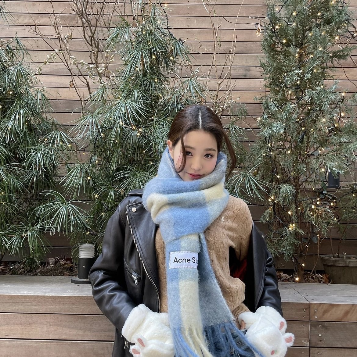 Acne Studios Mohair Check Muffler Pastel Blue Beige 착용 스타일 - 2