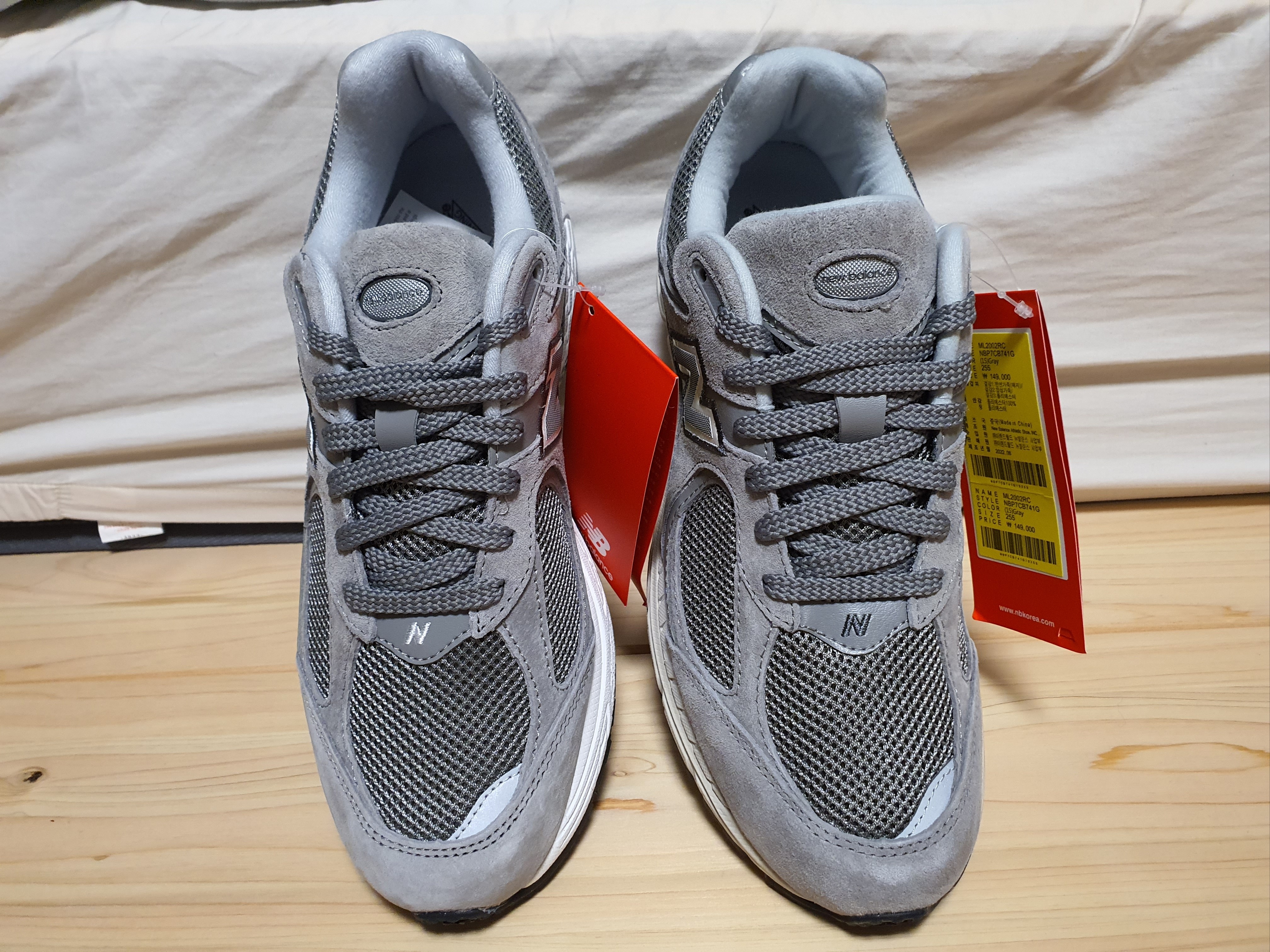 New Balance 2002R Grey, New Balance 2002R Marblehead White 착용 스타일 - 4