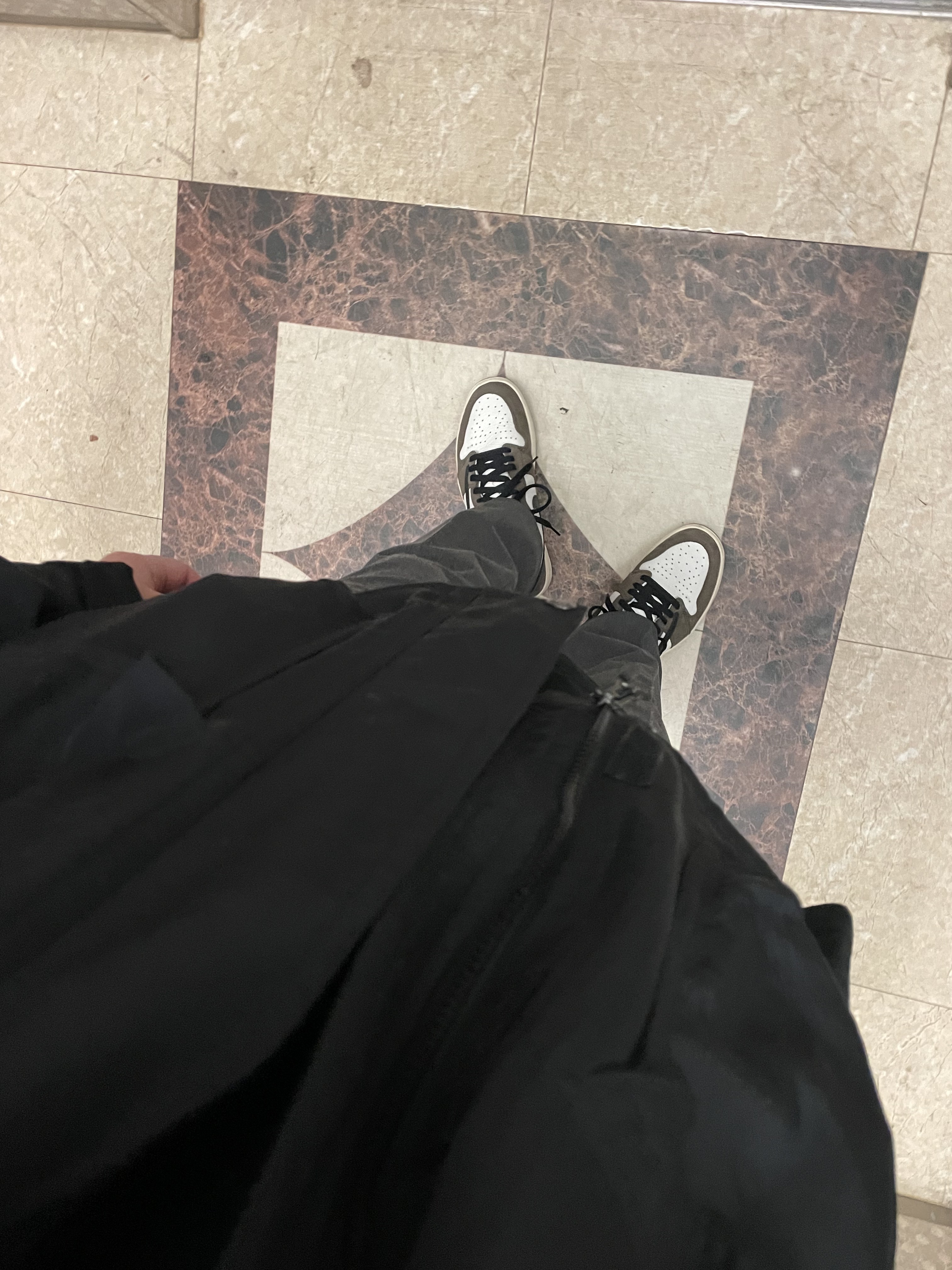Jordan 1 x Travis Scott Retro High OG SP Mocha, Supreme x The North Face Trekking Convertible Jacket Black - 22SS 착용 스타일 - 2