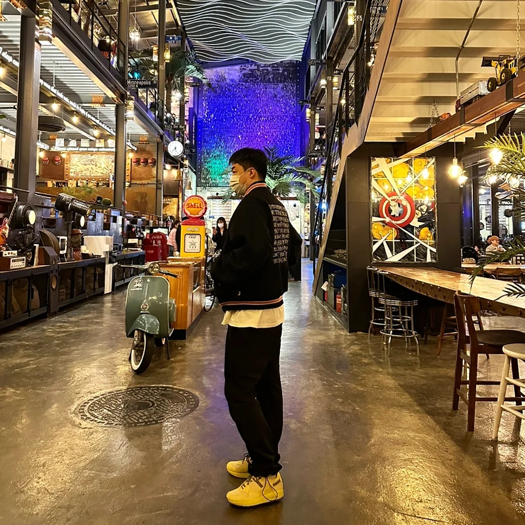 Stussy S Talk Melton Varsity Jacket Black, Nike x Travis Scott Air Max 1 Cact.us Gold 착용 스타일