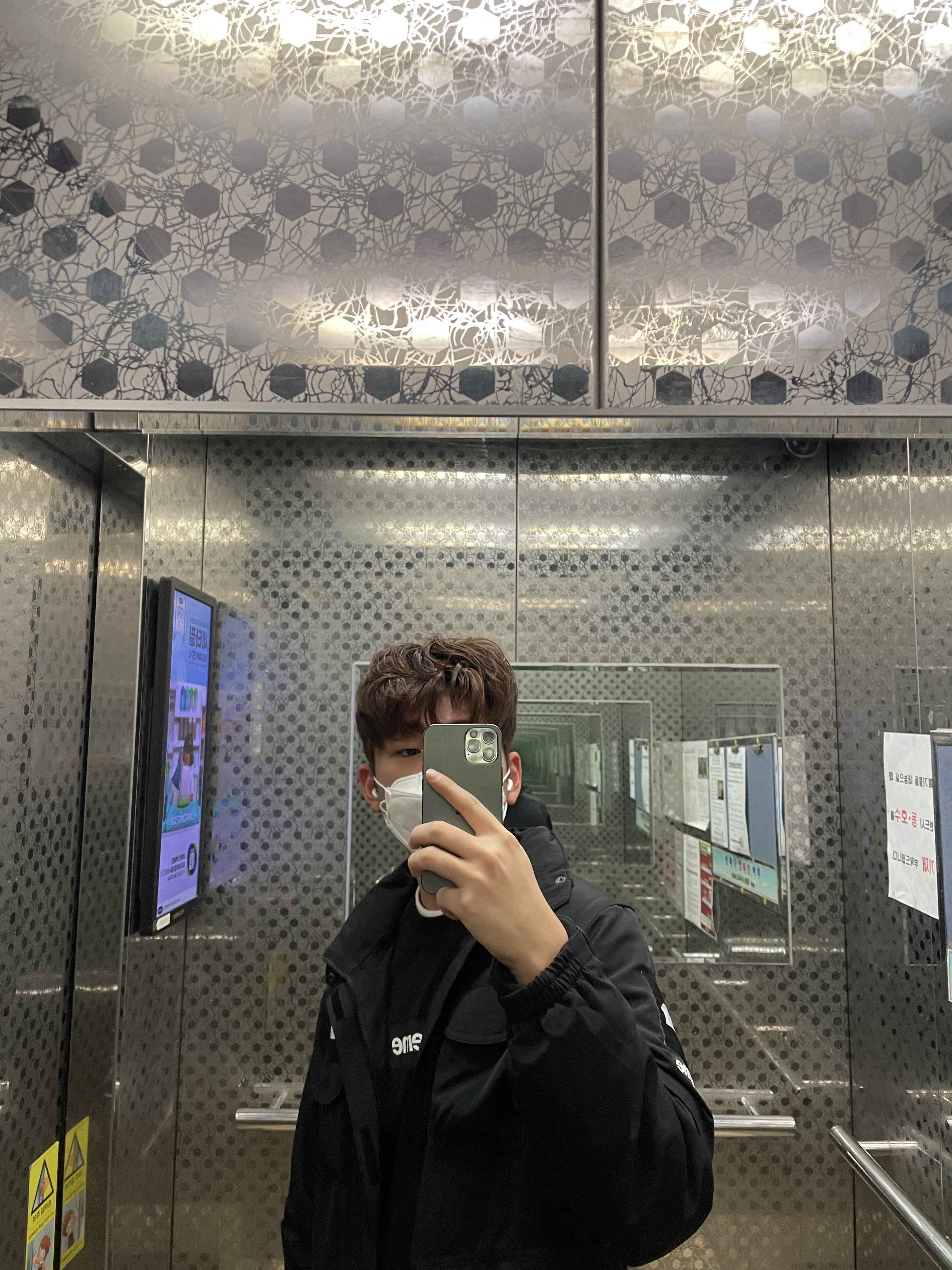 Jordan 1 x Travis Scott Retro High OG SP Mocha, Supreme x The North Face Trekking Convertible Jacket Black - 22SS 착용 스타일 - 3