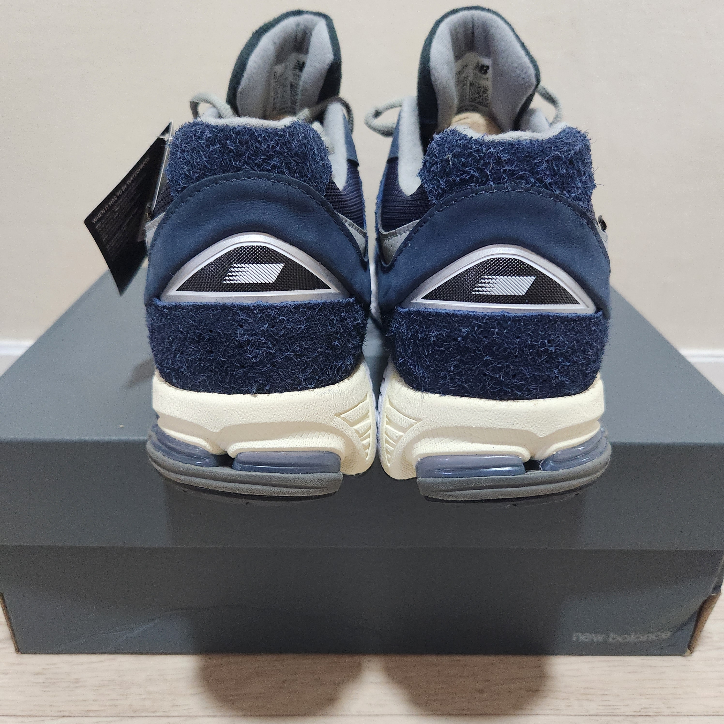 New Balance x Invincible x N.Hoolywood 2002R Gore-Tex Navy 착용 스타일 - 5